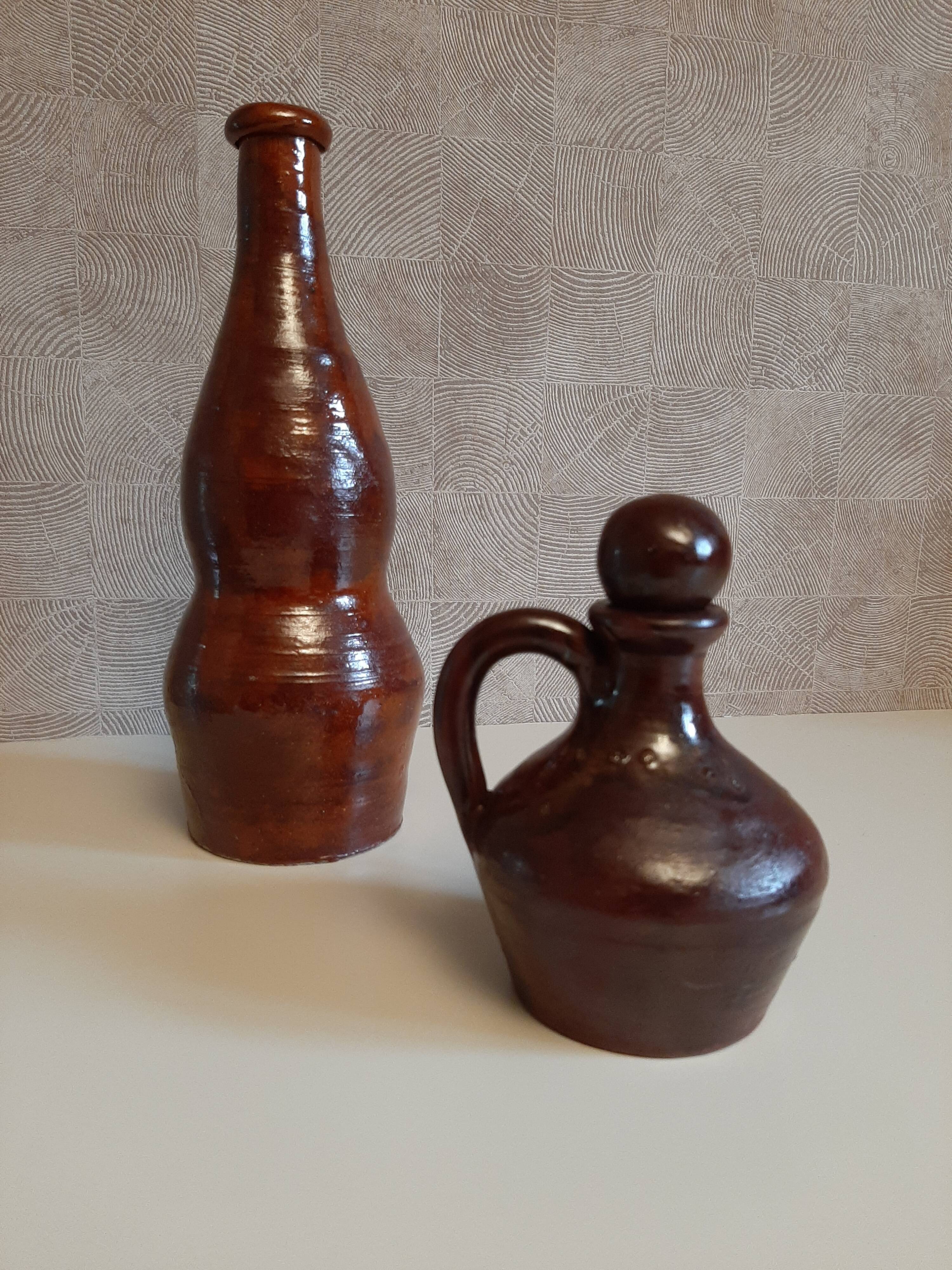 Bouteille et cruchon en grès vernissé artisanal du Cotentin