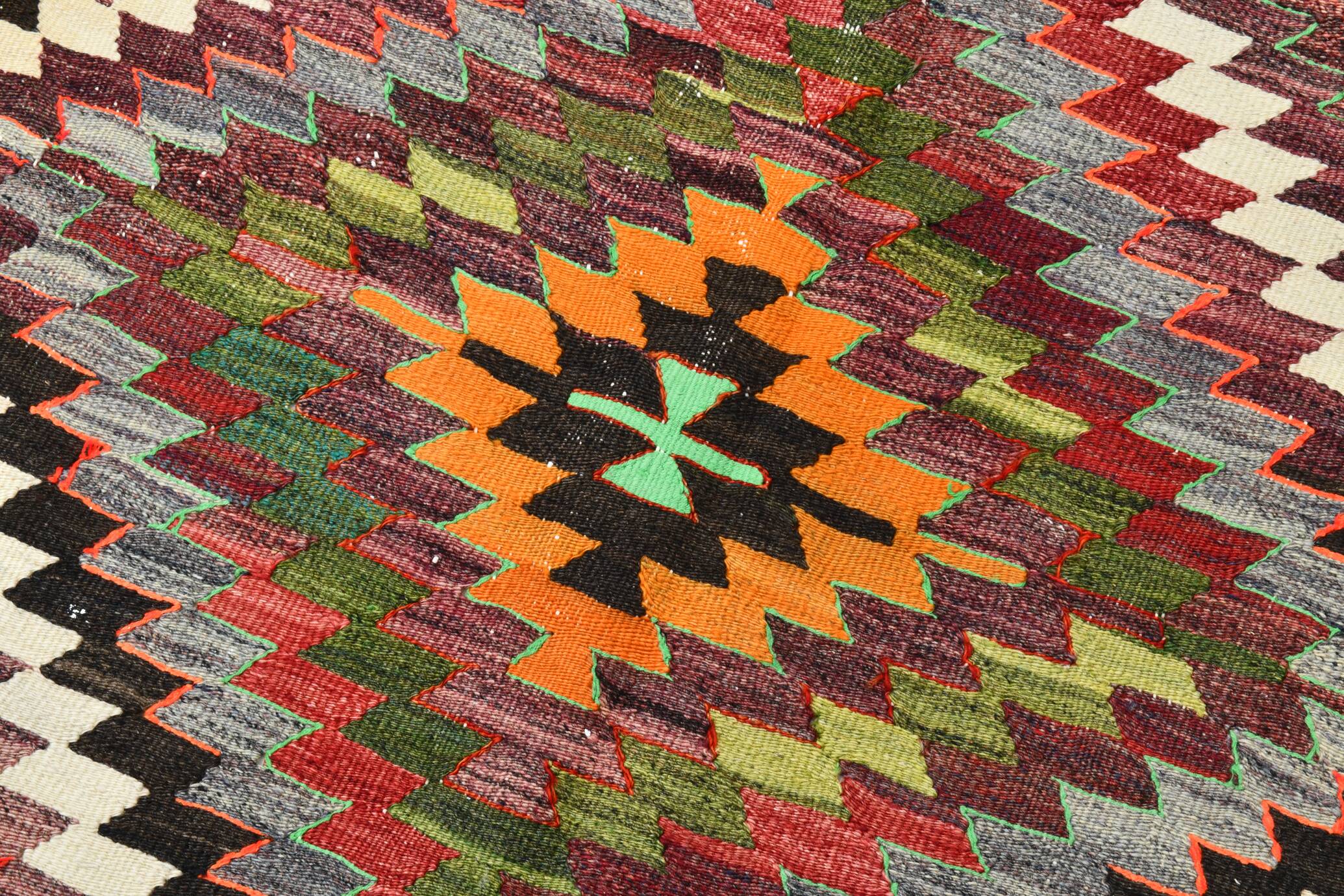 Tapis kilim géométrique multicolore – Explosion de motifs et de caractère