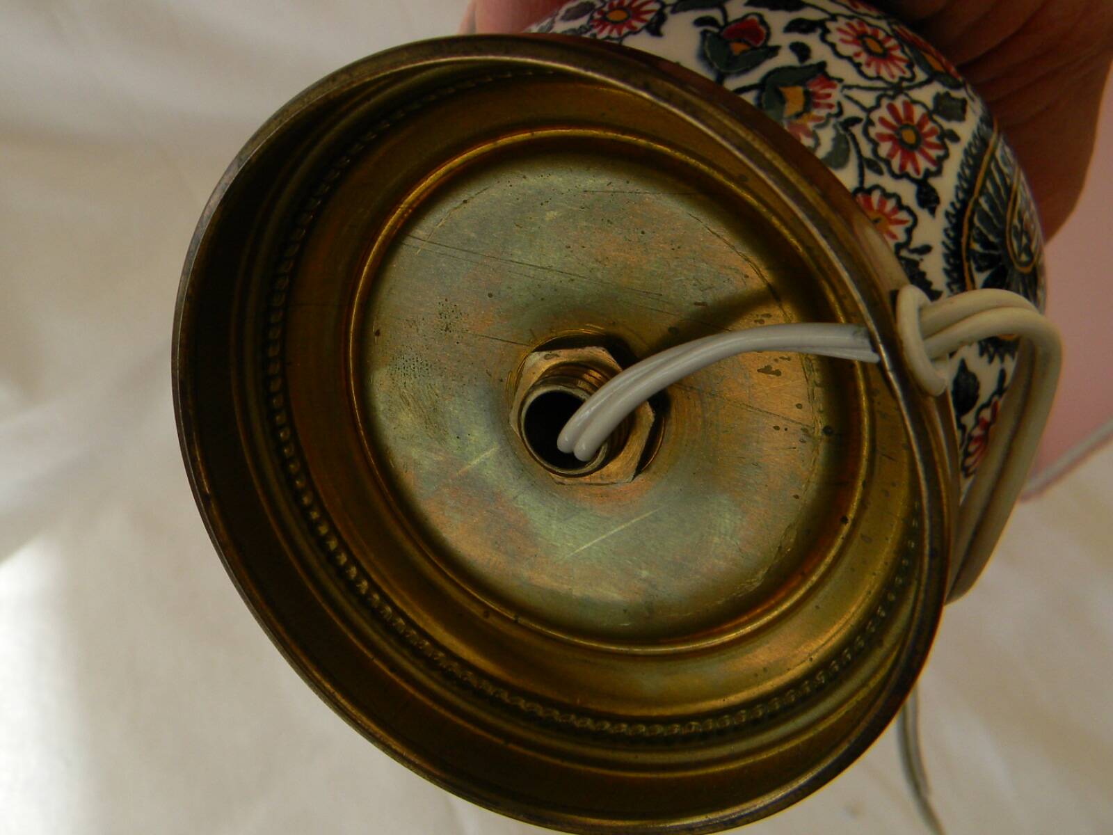 Small earthenware lamp from Gien. Cashmere decoration.