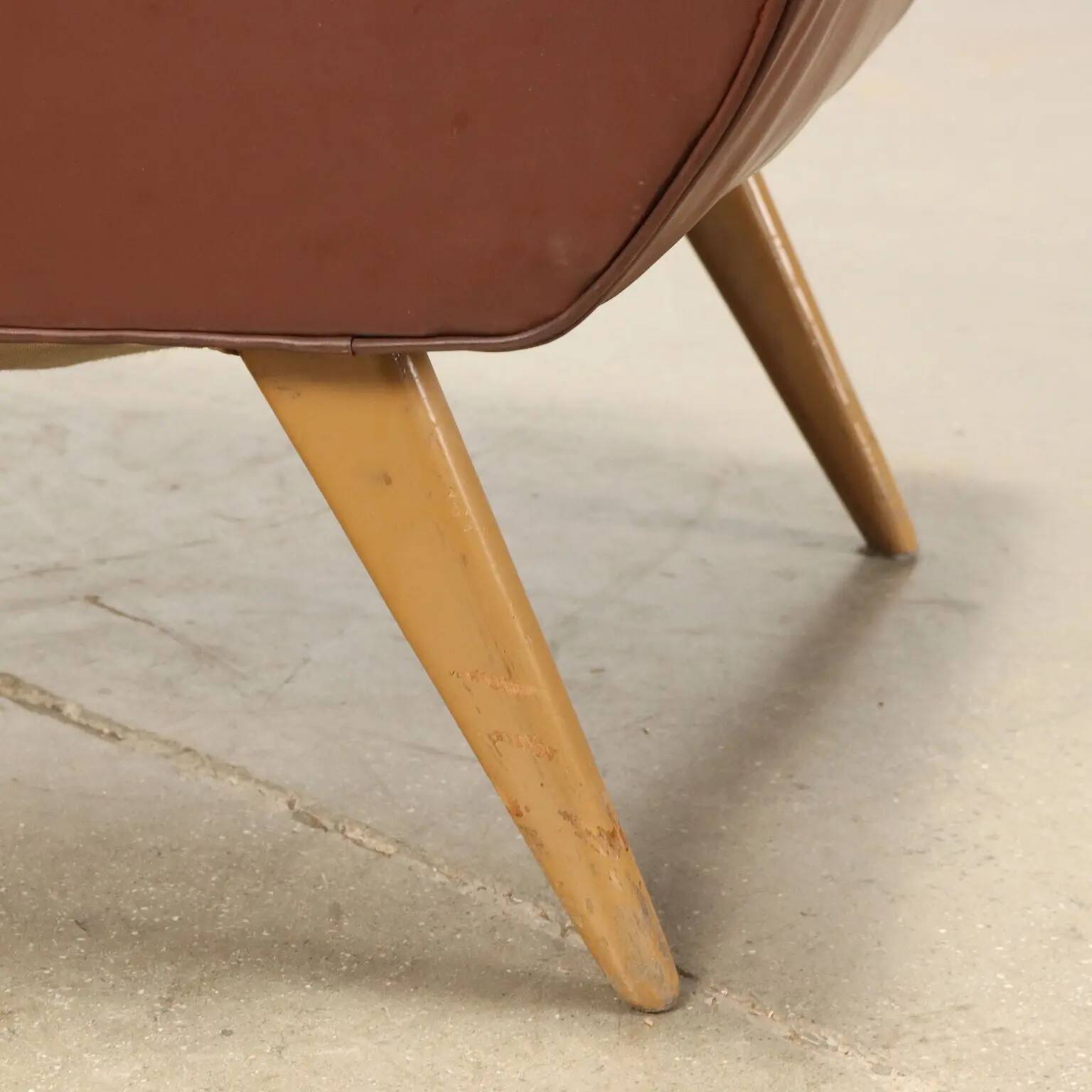 Fauteuil vintage en bois, rembourrage à ressorts, similicuir, années 1950