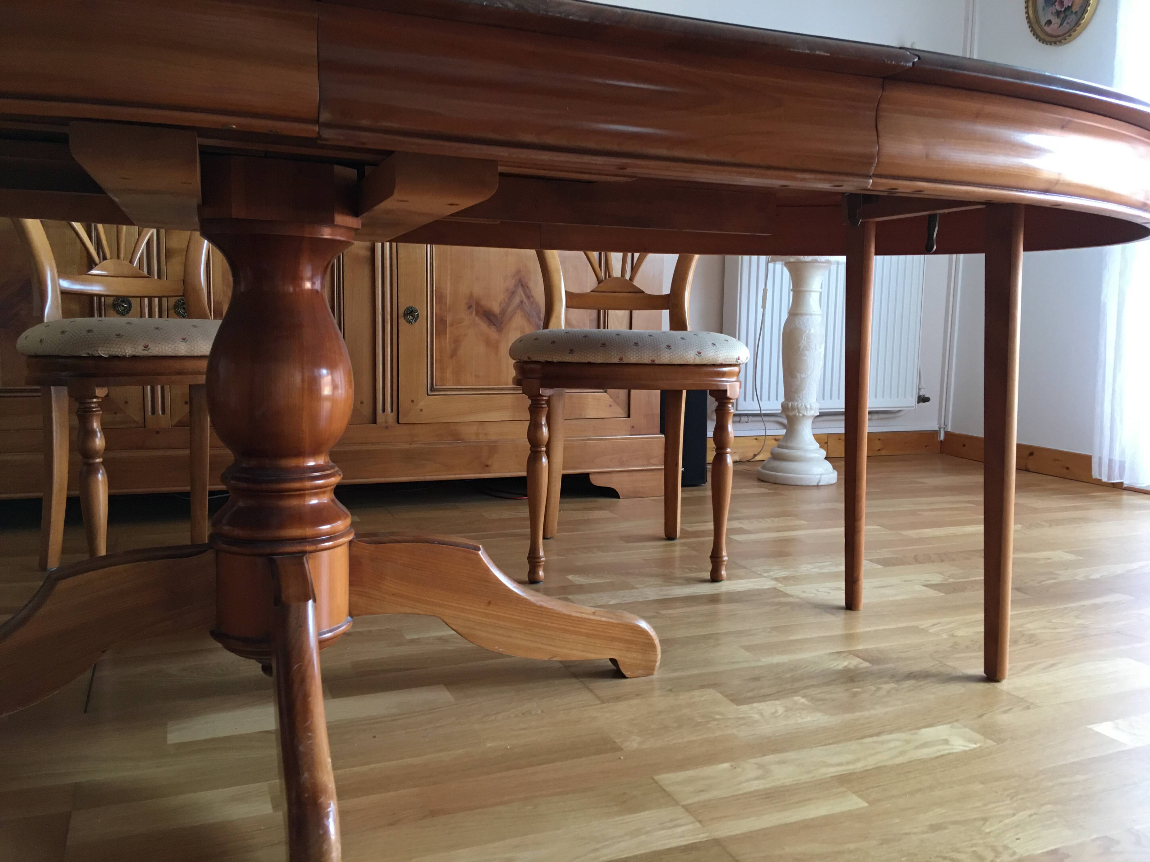 LOT of a table and 6 chairs