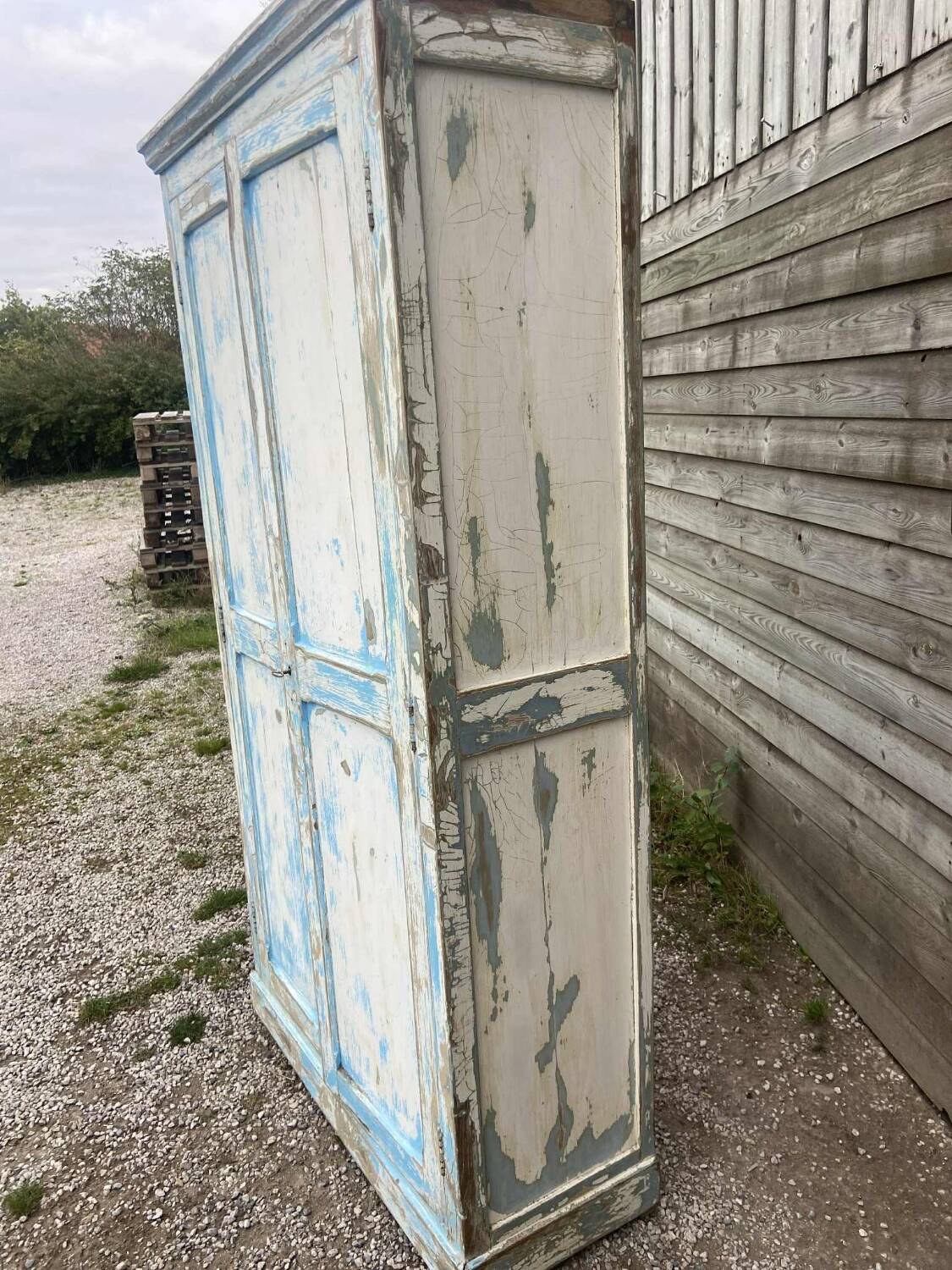 Armoire parisienne en bois