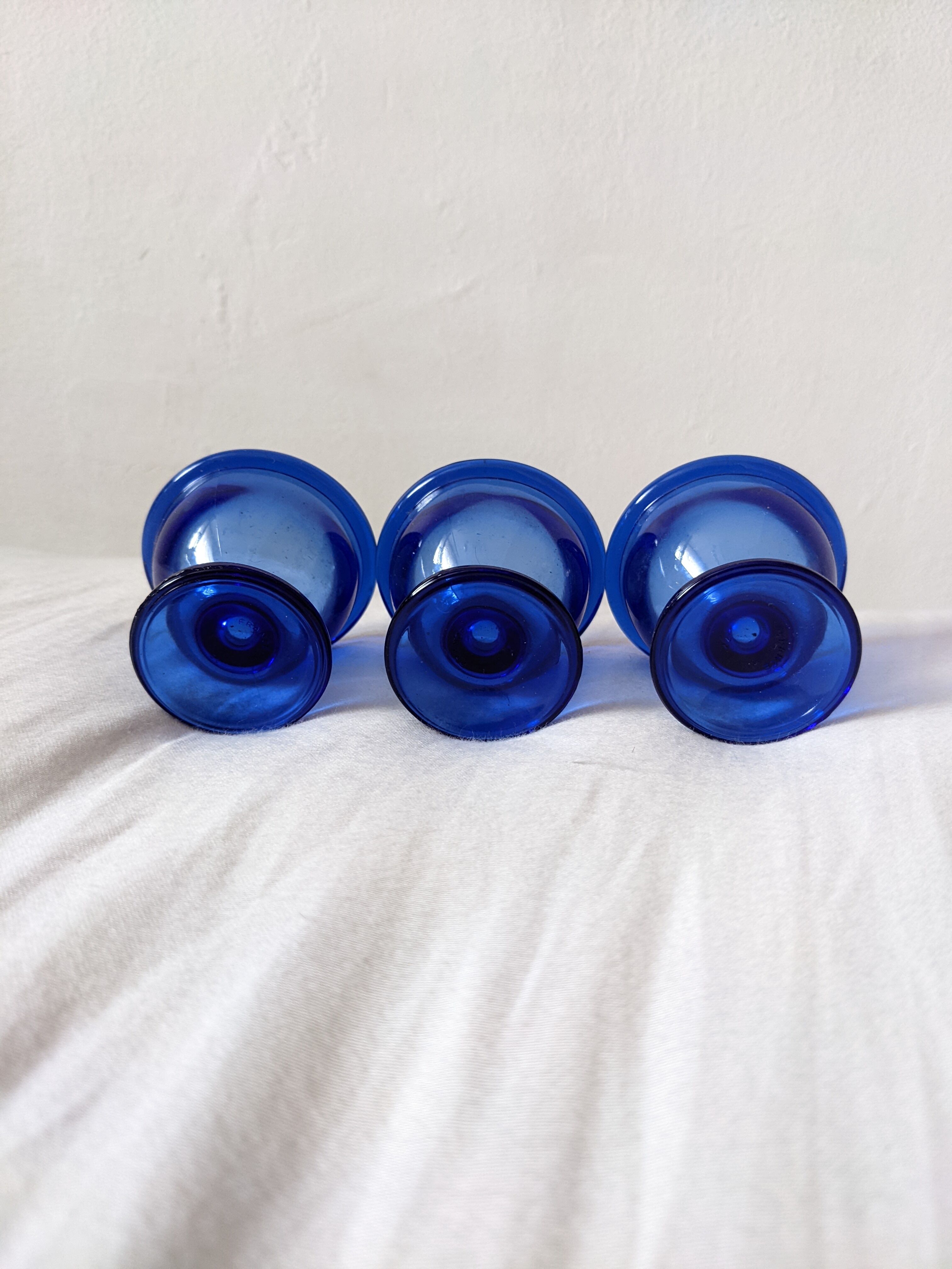 Blue shells Arcoroc France of the 70s French manufacture Height: 5 cm Diameter: 5.5 cm