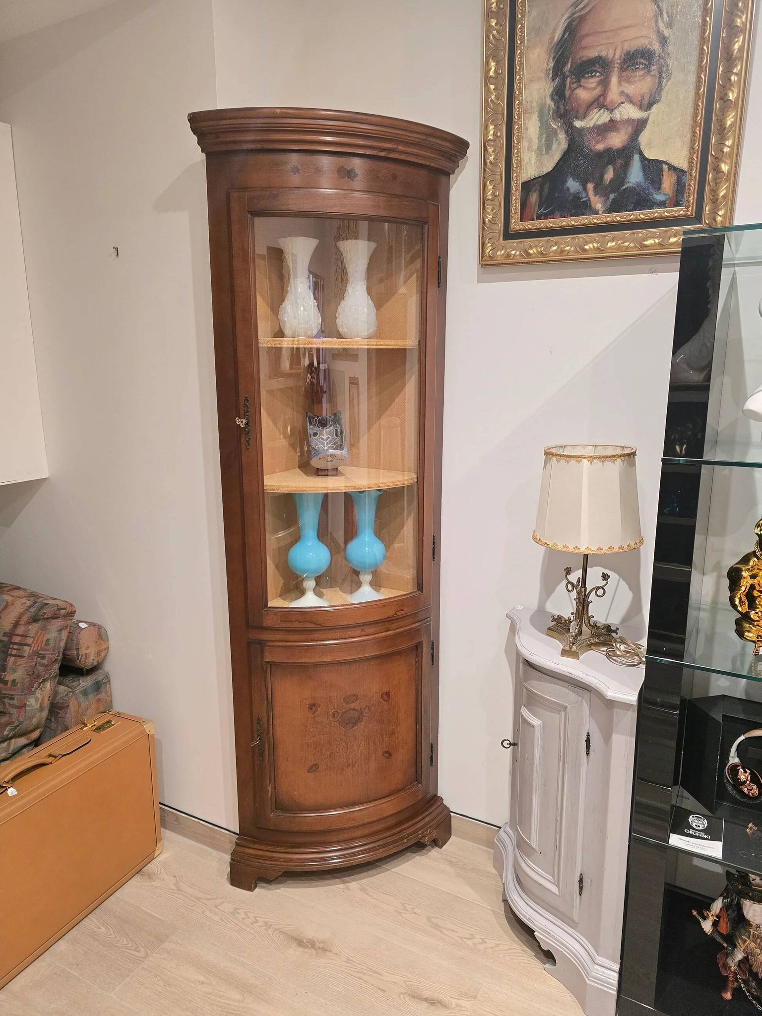 Vitrine d’encoignure ancienne en bois marqueté — Travail début XXe