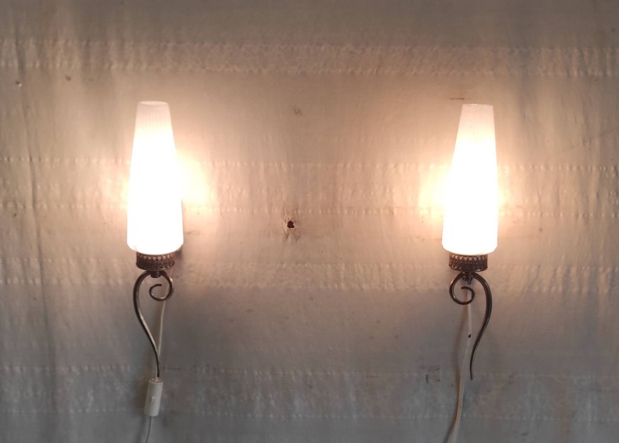 Appliques modernistes en laiton et opaline - mid. XXeme