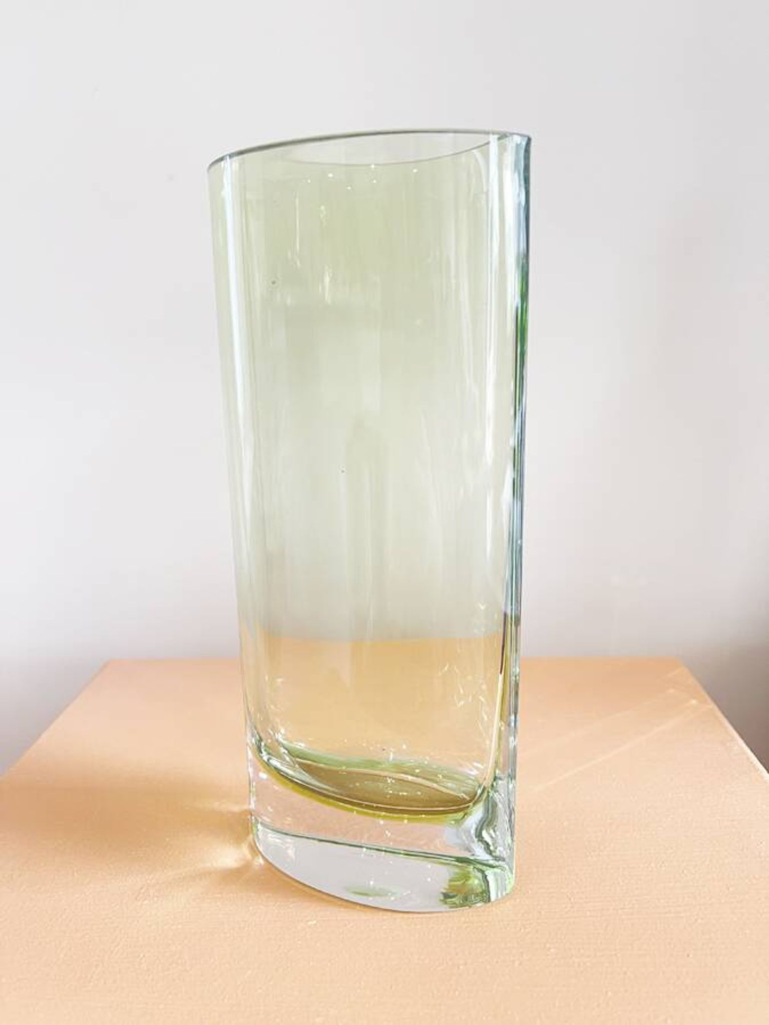 Vase en verre soufflé artisanal vert pomme – circa 1980