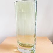Vase en verre soufflé artisanal vert pomme – circa 1980