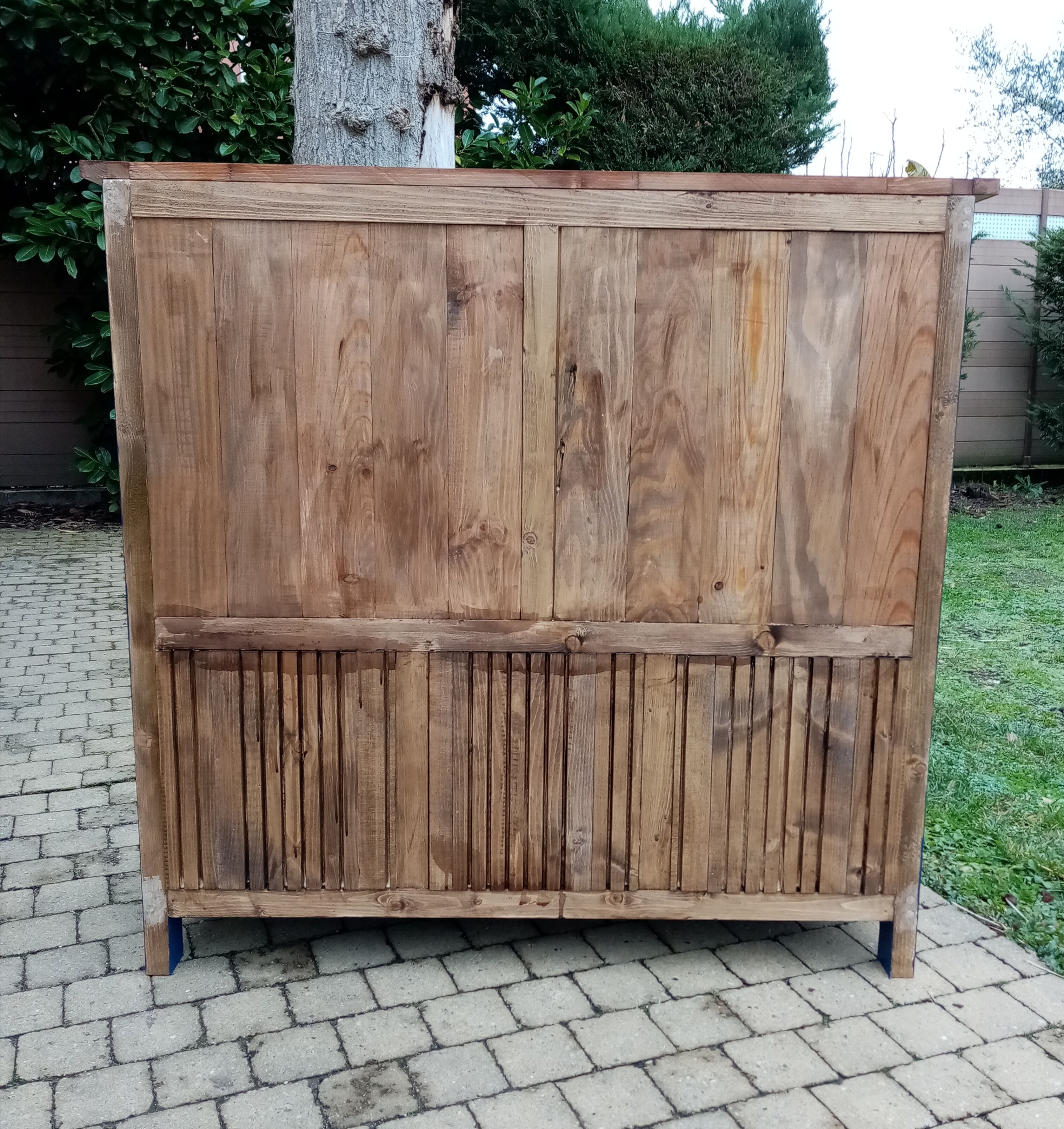 Blue, wood and Parisian buffet.