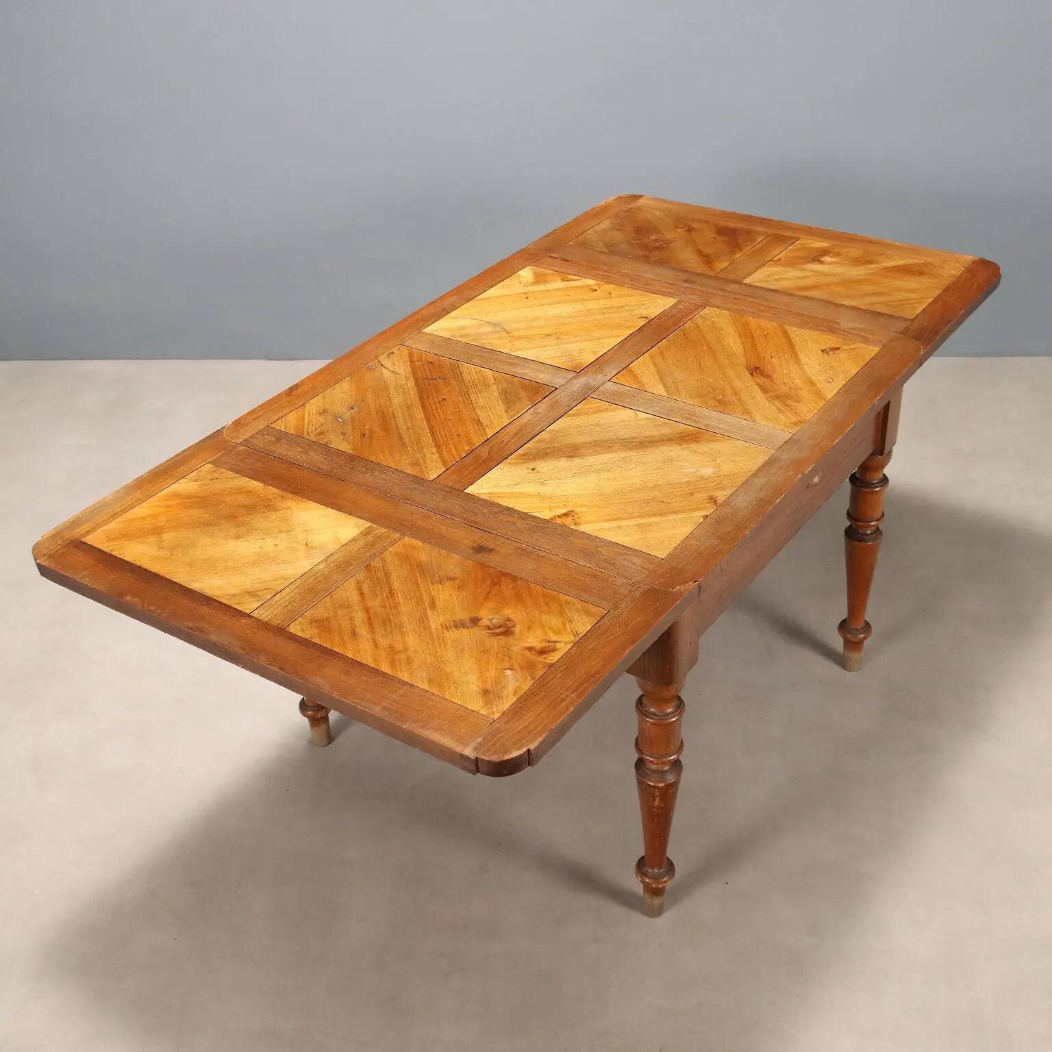 Antique extendable table in oak, walnut, and poplar, Europe, 19th century.