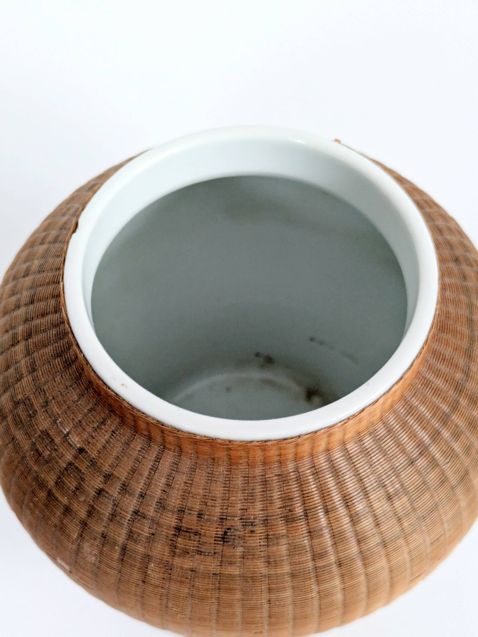 Pair of vintage Chinese vases in porcelain and woven bamboo.