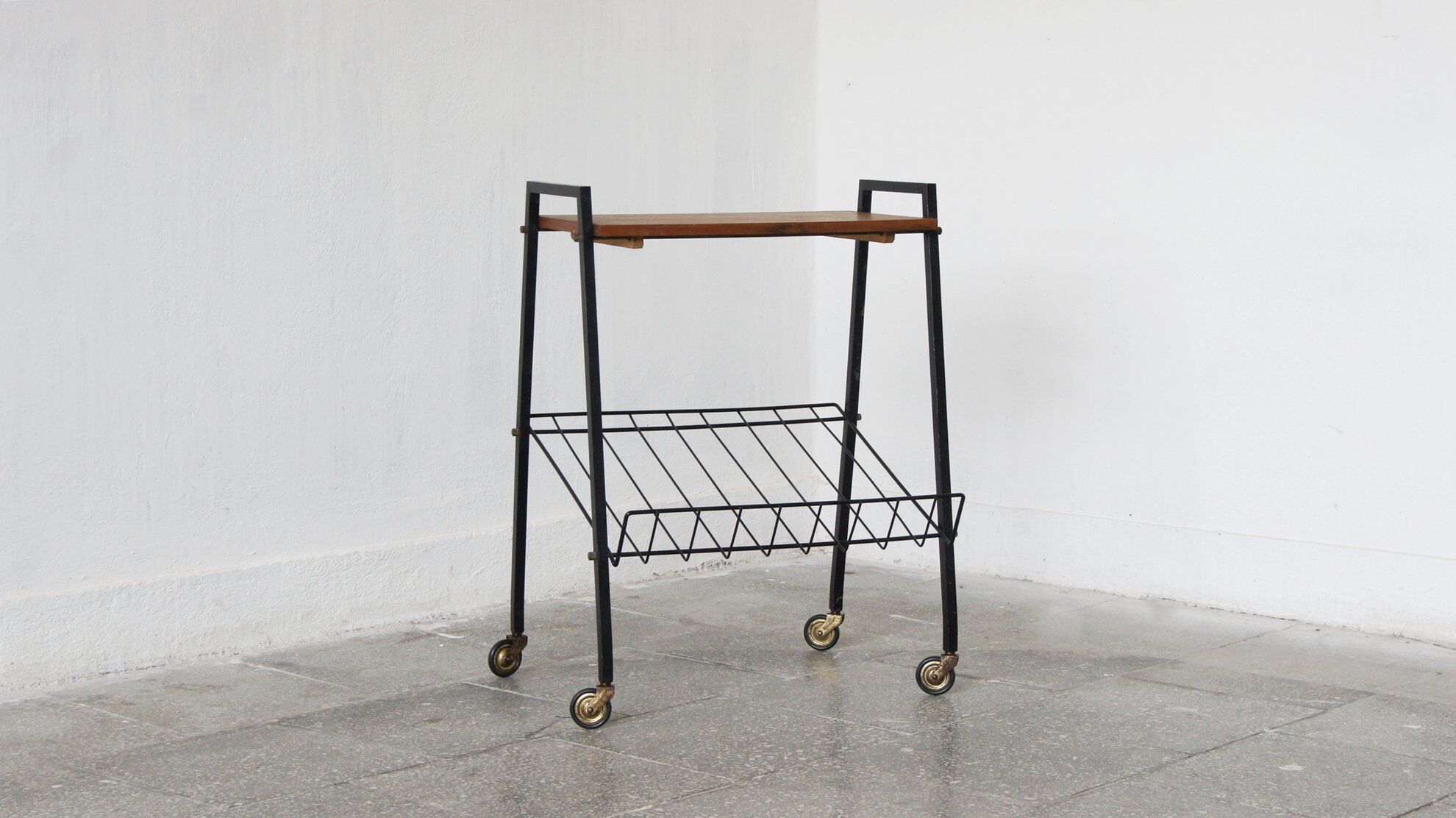 Desserte avec porte-magazines, années 1960