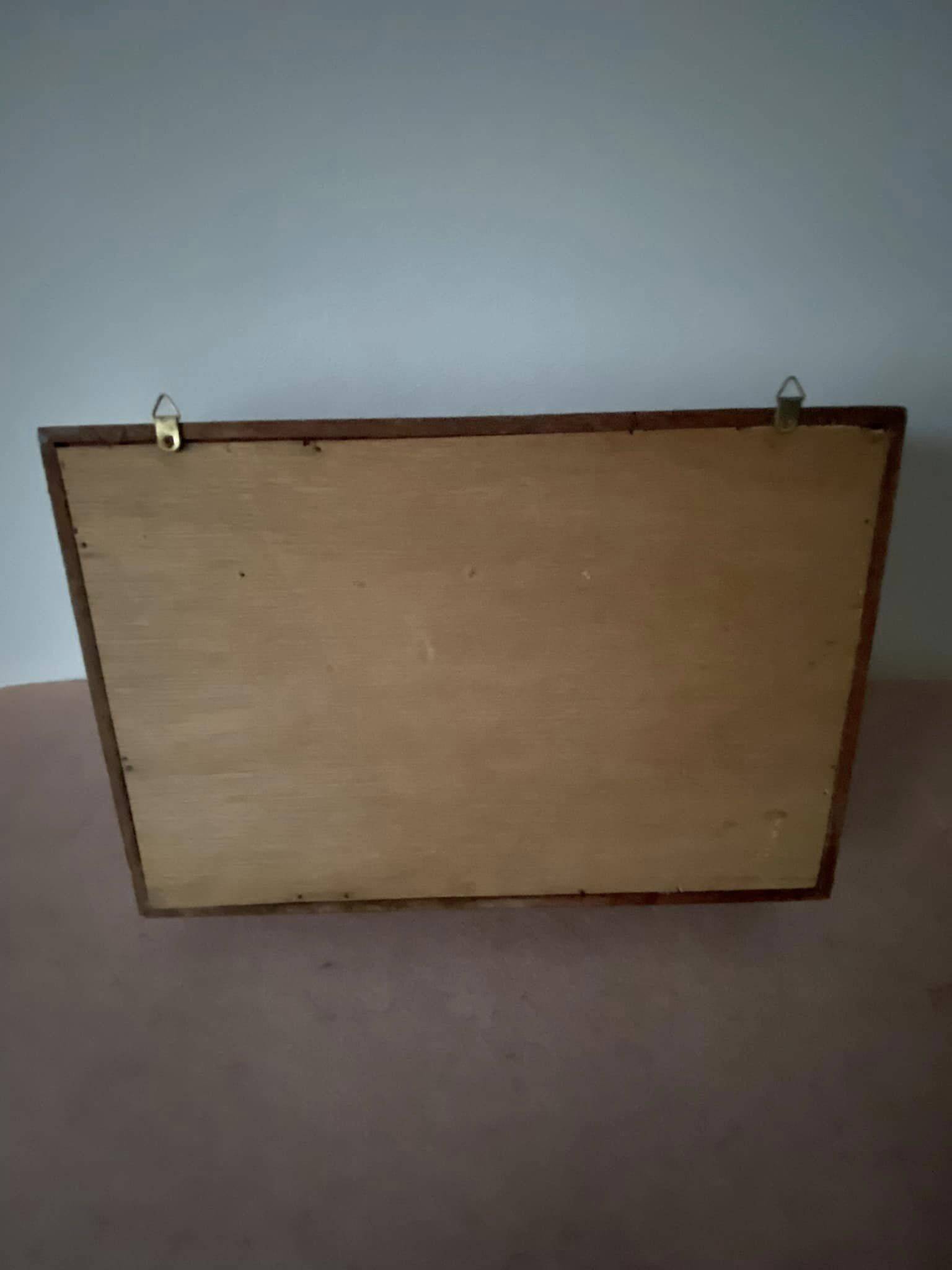 Boîte à clés vintage avec décors de cadenas et clés. En bois, laiton et verre.