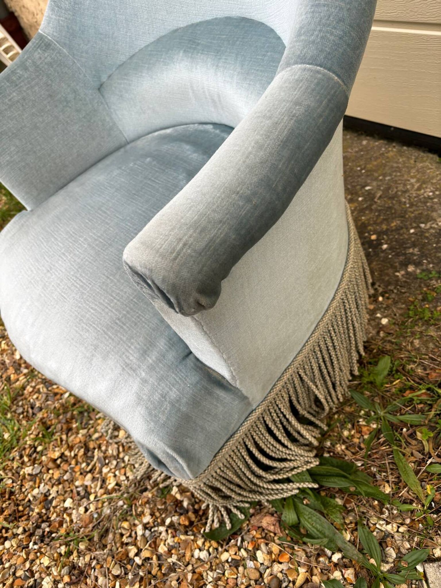 Fauteuil crapaud en velours gris bleu