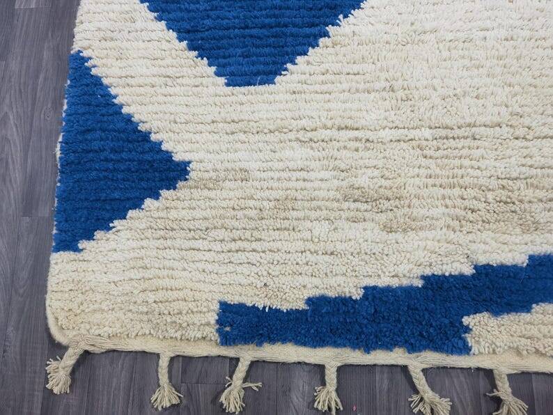 Large wool Berber rug decorated 250/300