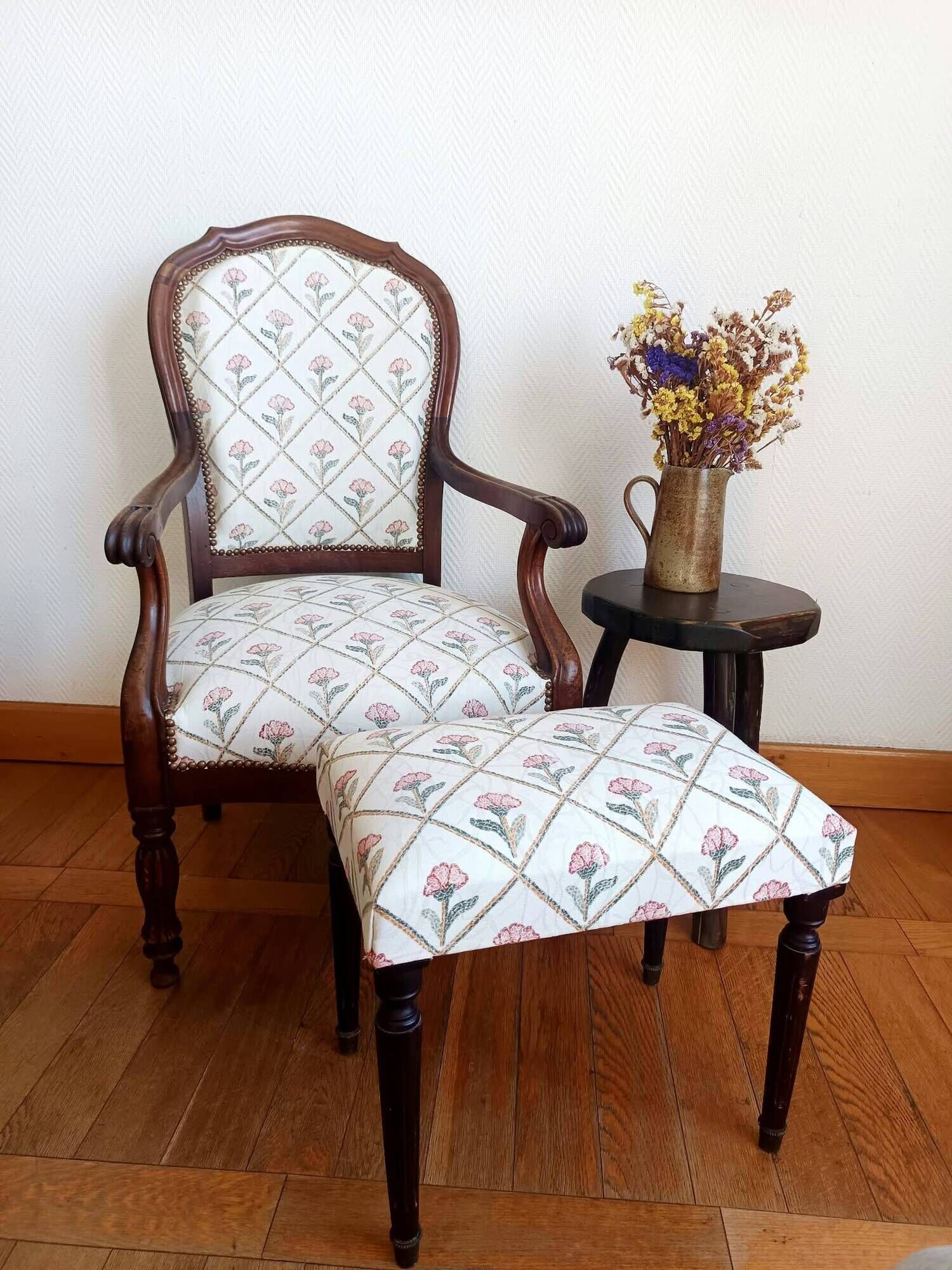 Voltaire armchair and its ottoman