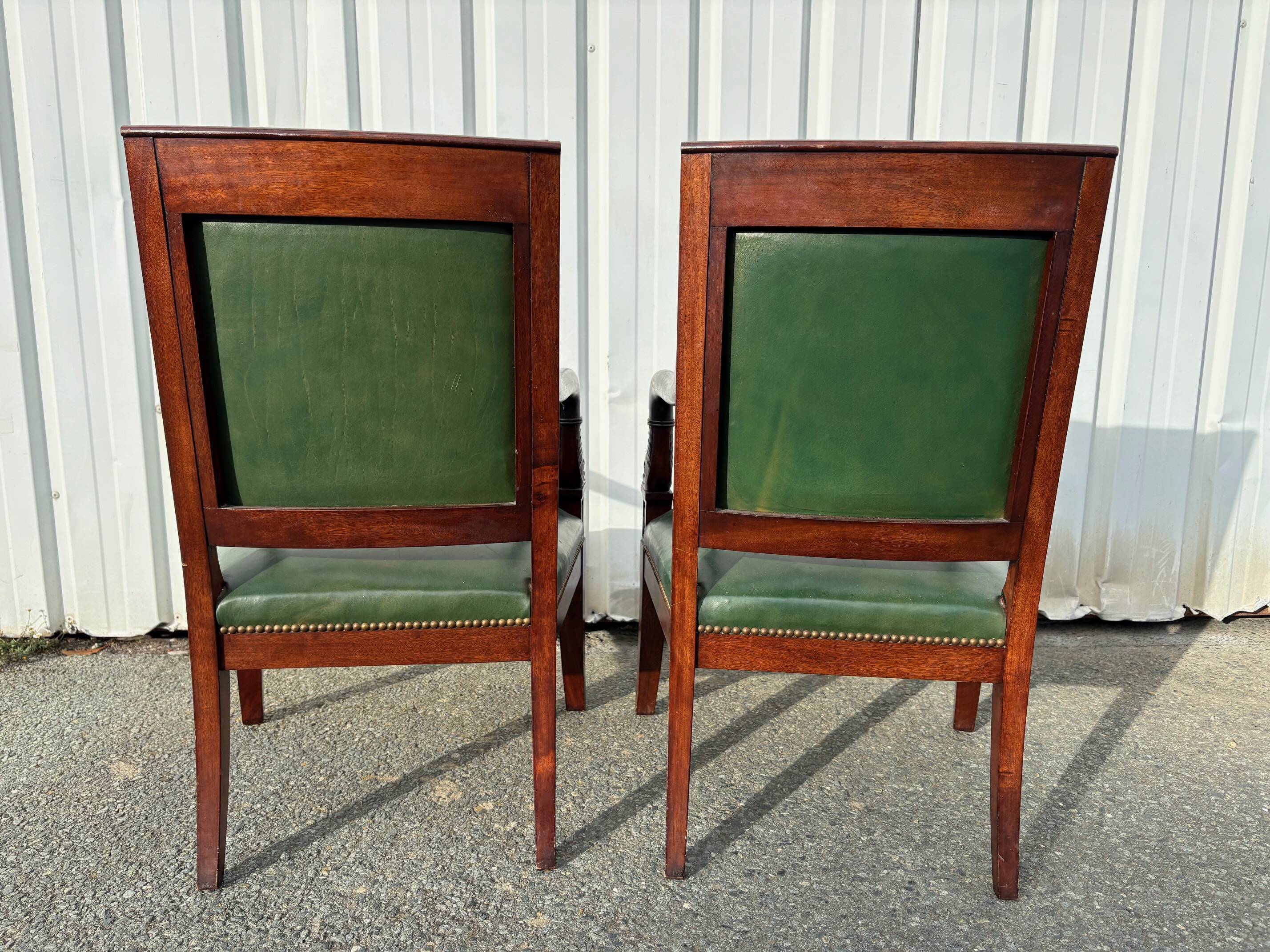Paire de fauteuils de style Empire en acajou et cuir vert