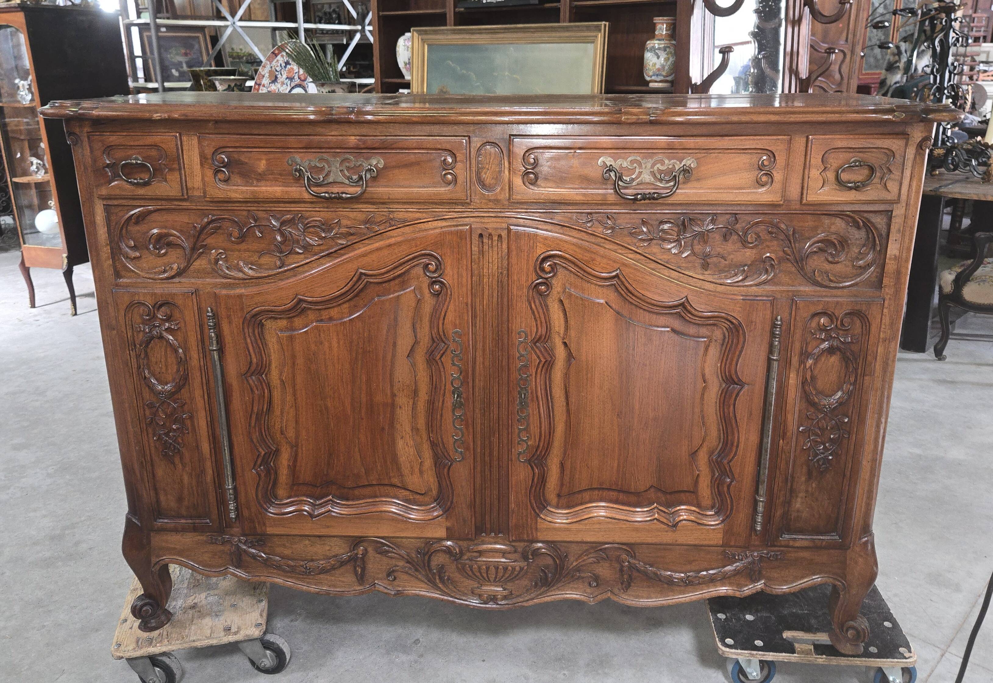Buffet Louis XV provençal en noyer sculpté – XIXe siècle