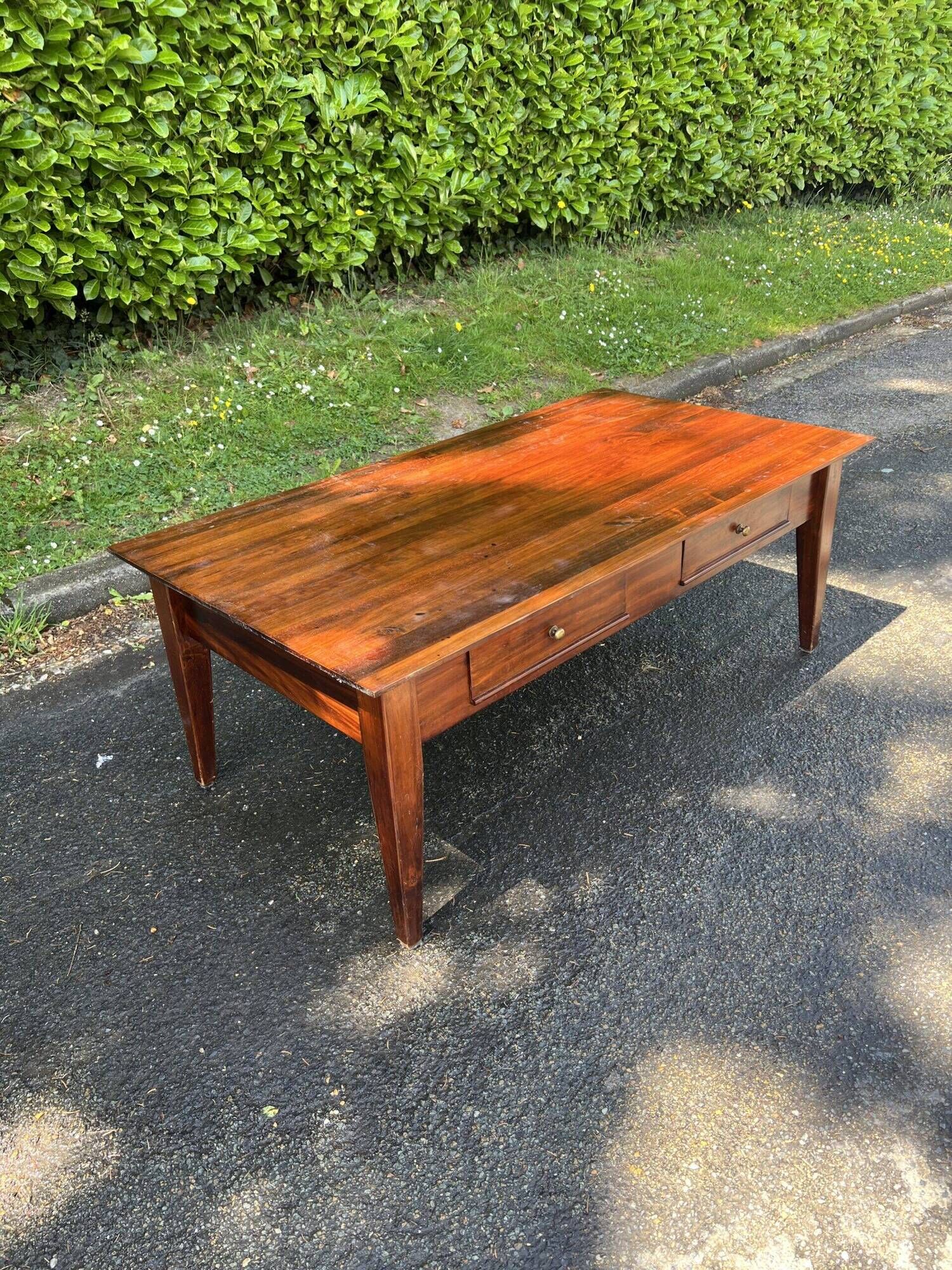 Table basse en acajou massif ouvrant par deux tiroirs en ceinture, début XXe siècle