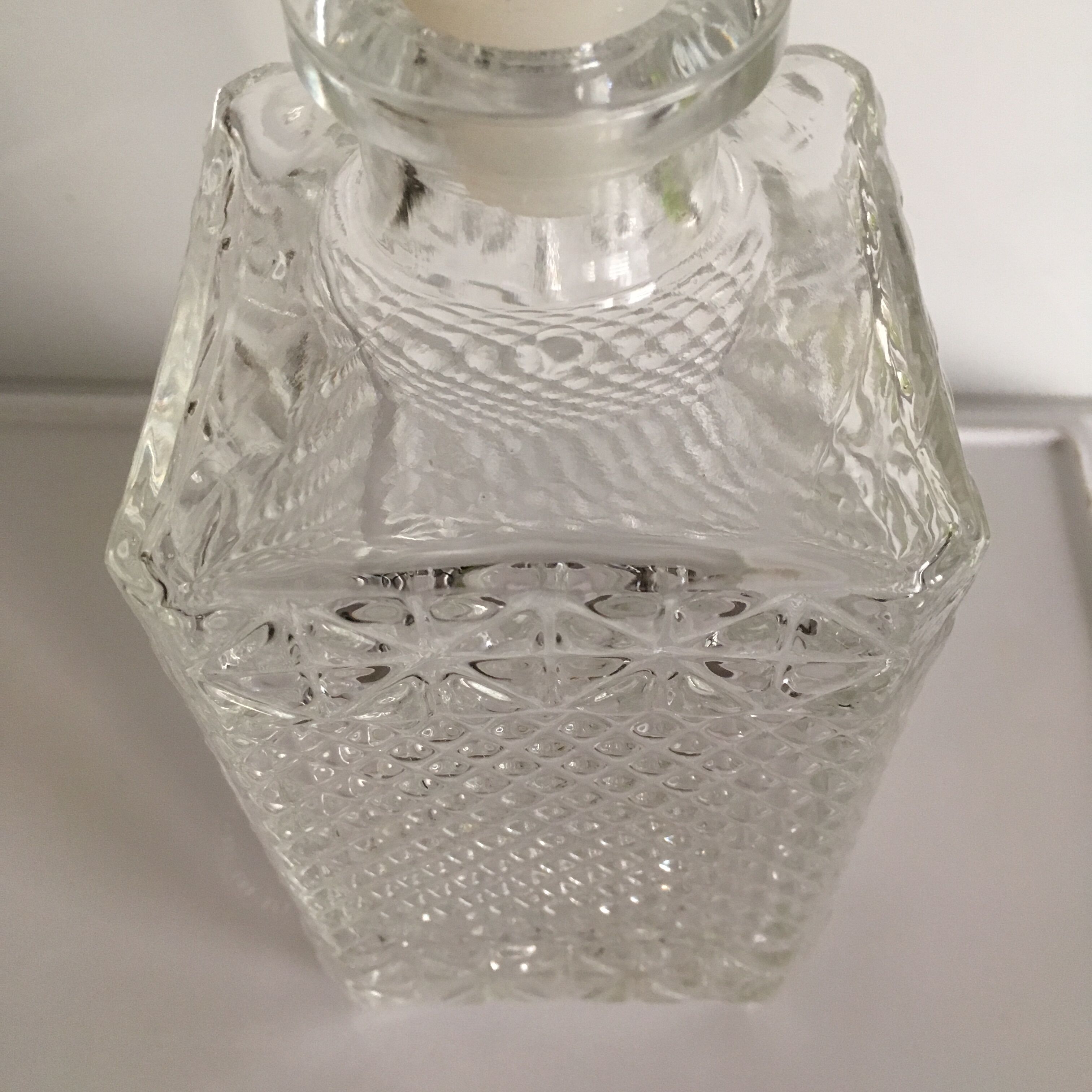 Bouteille de whisky en verre ciselé