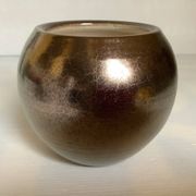 Small round vase, cracked golden ceramic.