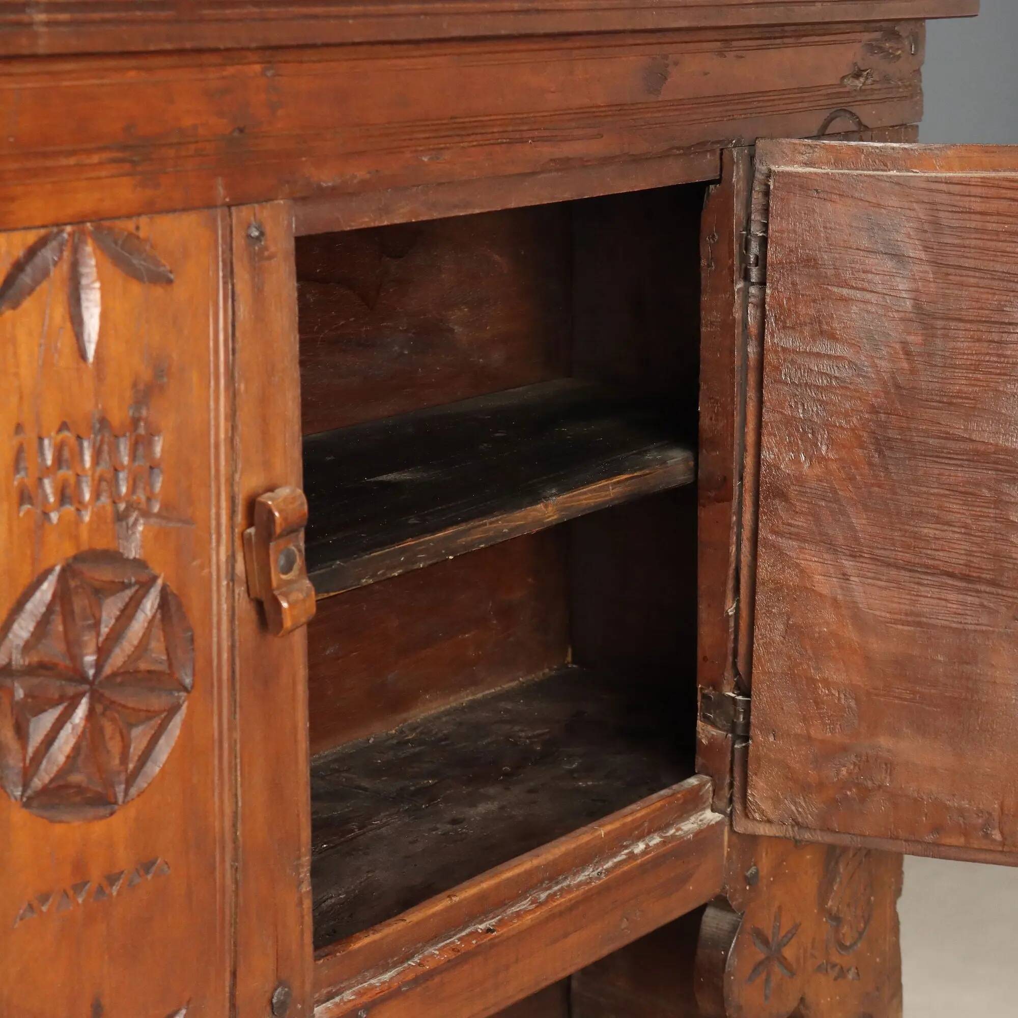 Antique buffet in walnut and chestnut, Spain, 19th century