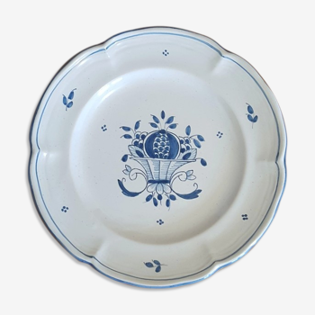 Plate with mignardises in faience of Moustiers