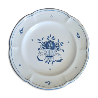 Plate with mignardises in faience of Moustiers