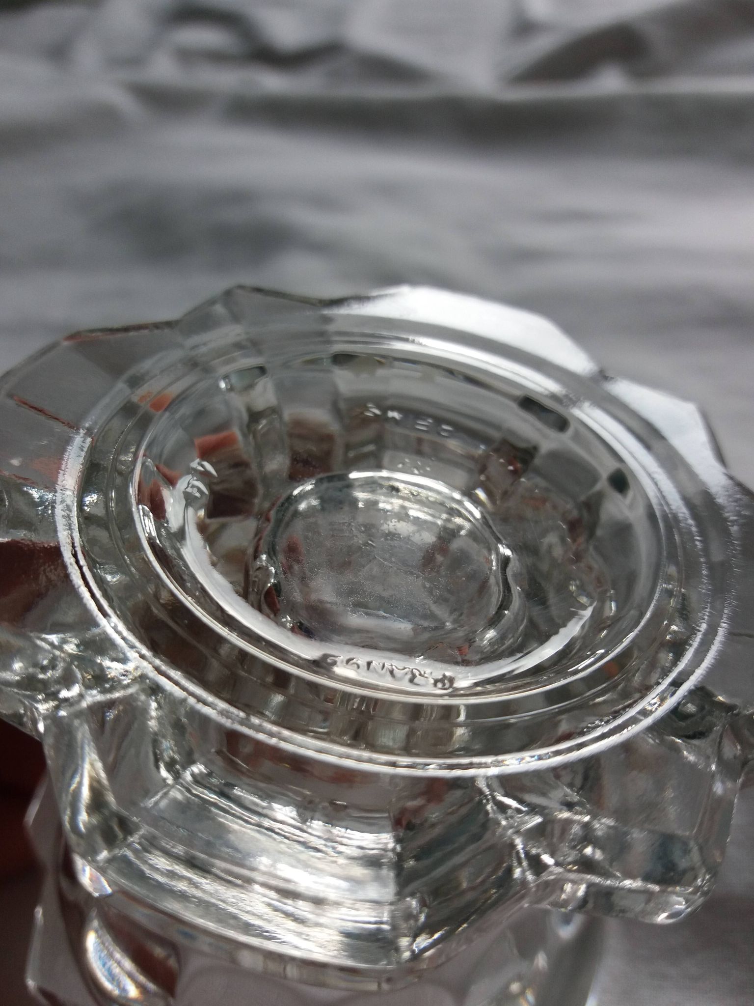 Paire de bougeoirs en verre de Reims