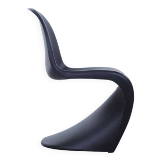 Chaise noire Verner Panton – Vitra