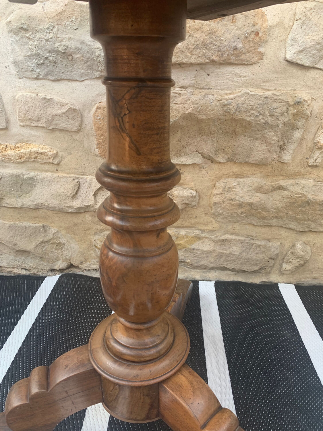 Round table tripod foot