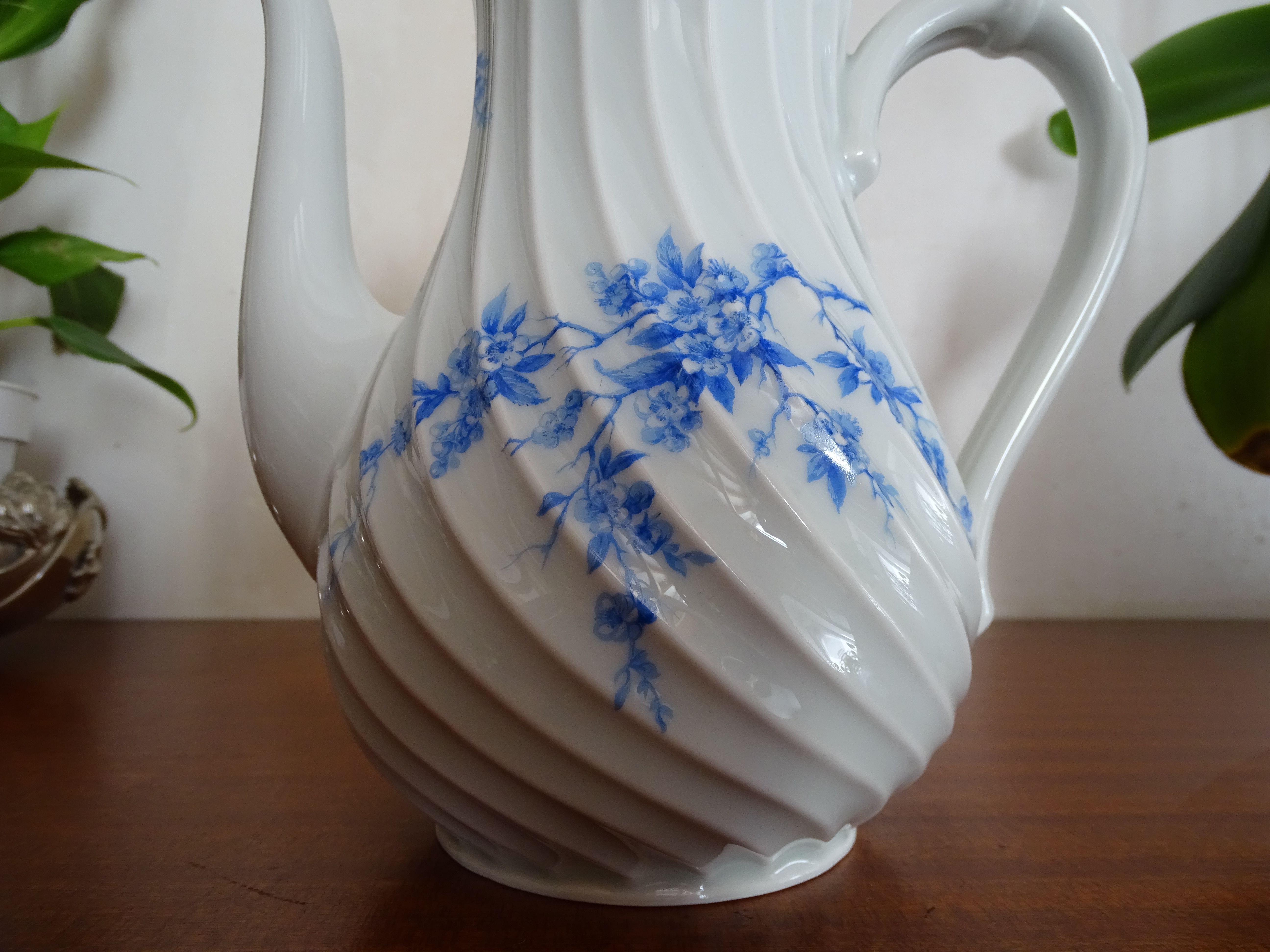 Limoges Haviland porcelain teapot - Blue cherry - Twisted sides