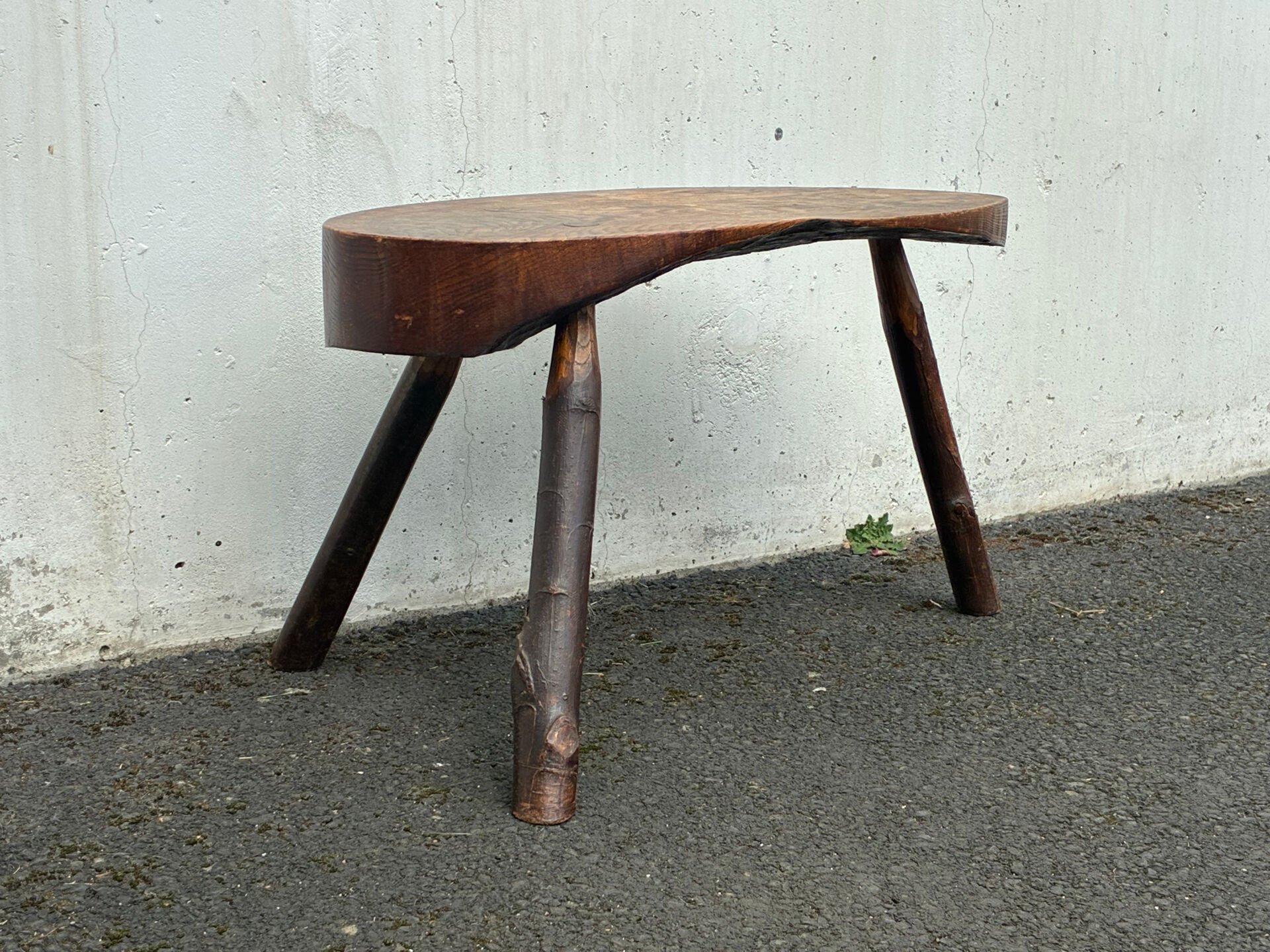 Table basse tripode brutaliste 