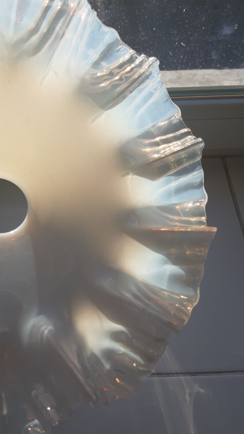 Opaline suspension opalescent glass