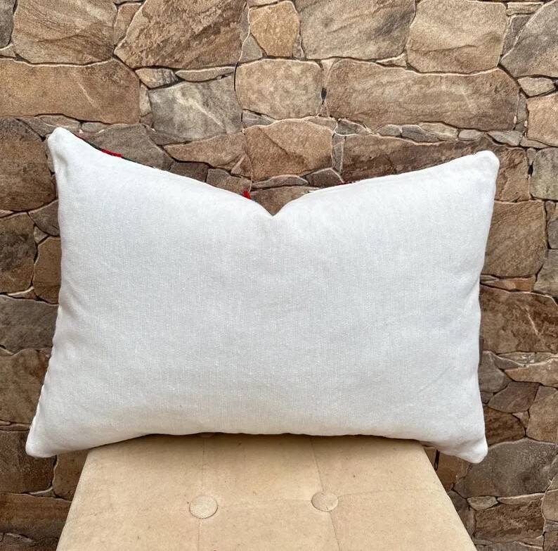 Vintage Berber kilim cushion cover: Moroccan wool cushion