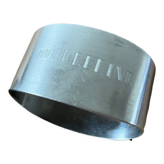 Vintage napkin ring engraved "madeleine"