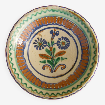Dish with vintage flower decoration