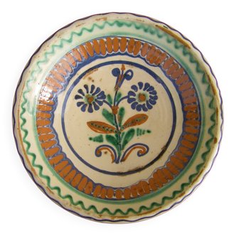 Dish with vintage flower decoration