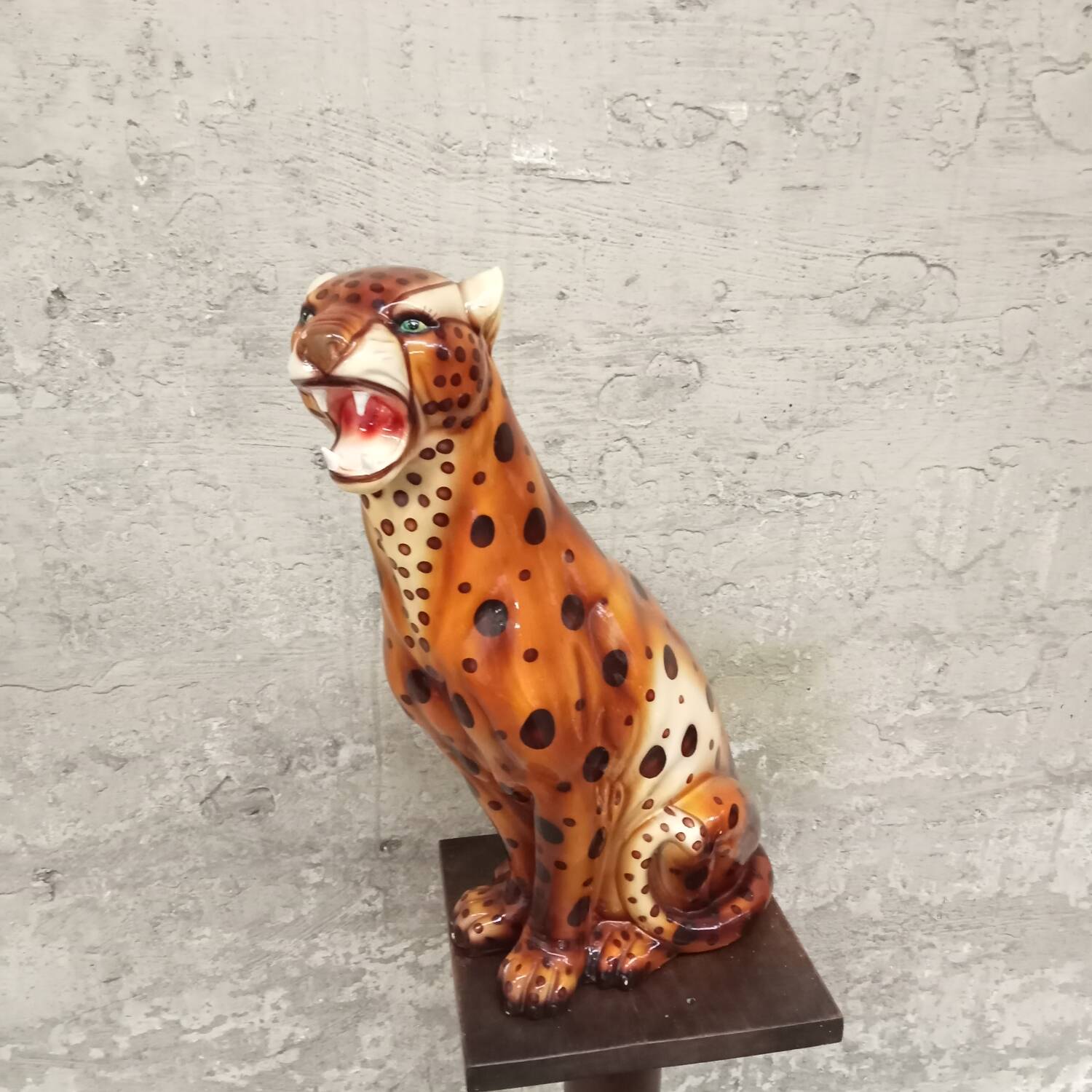 Leopard statuette