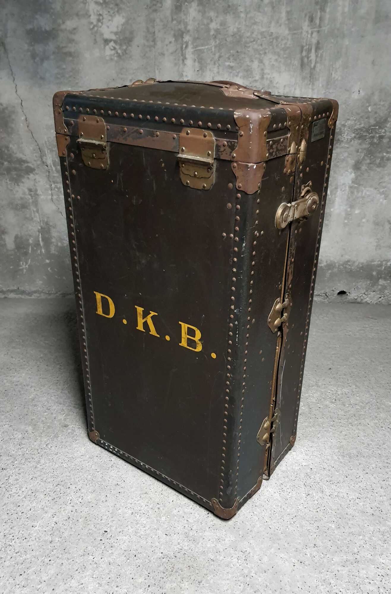 Large travel trunk of the brand Victor Wardrobe Luggage 1920