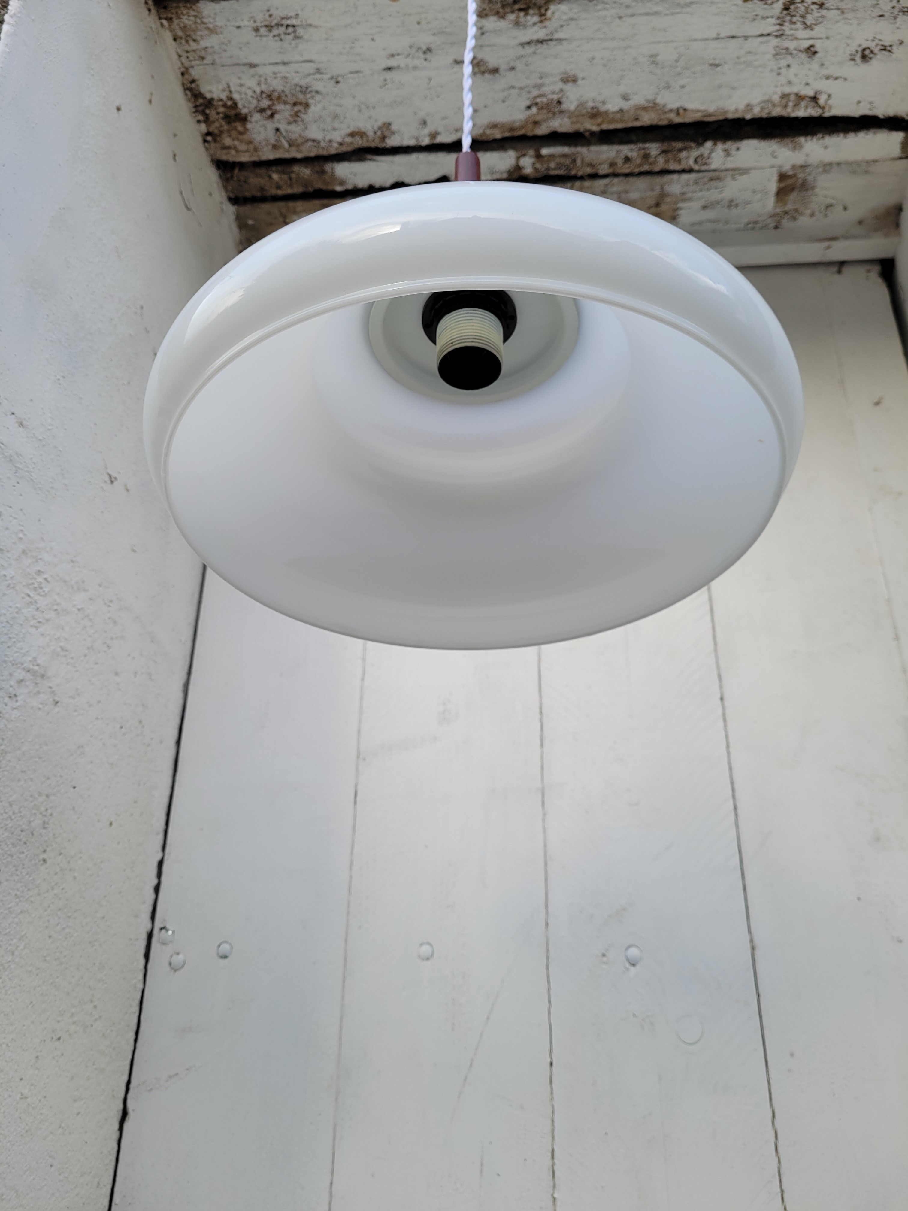 Suspension in opaline and teak