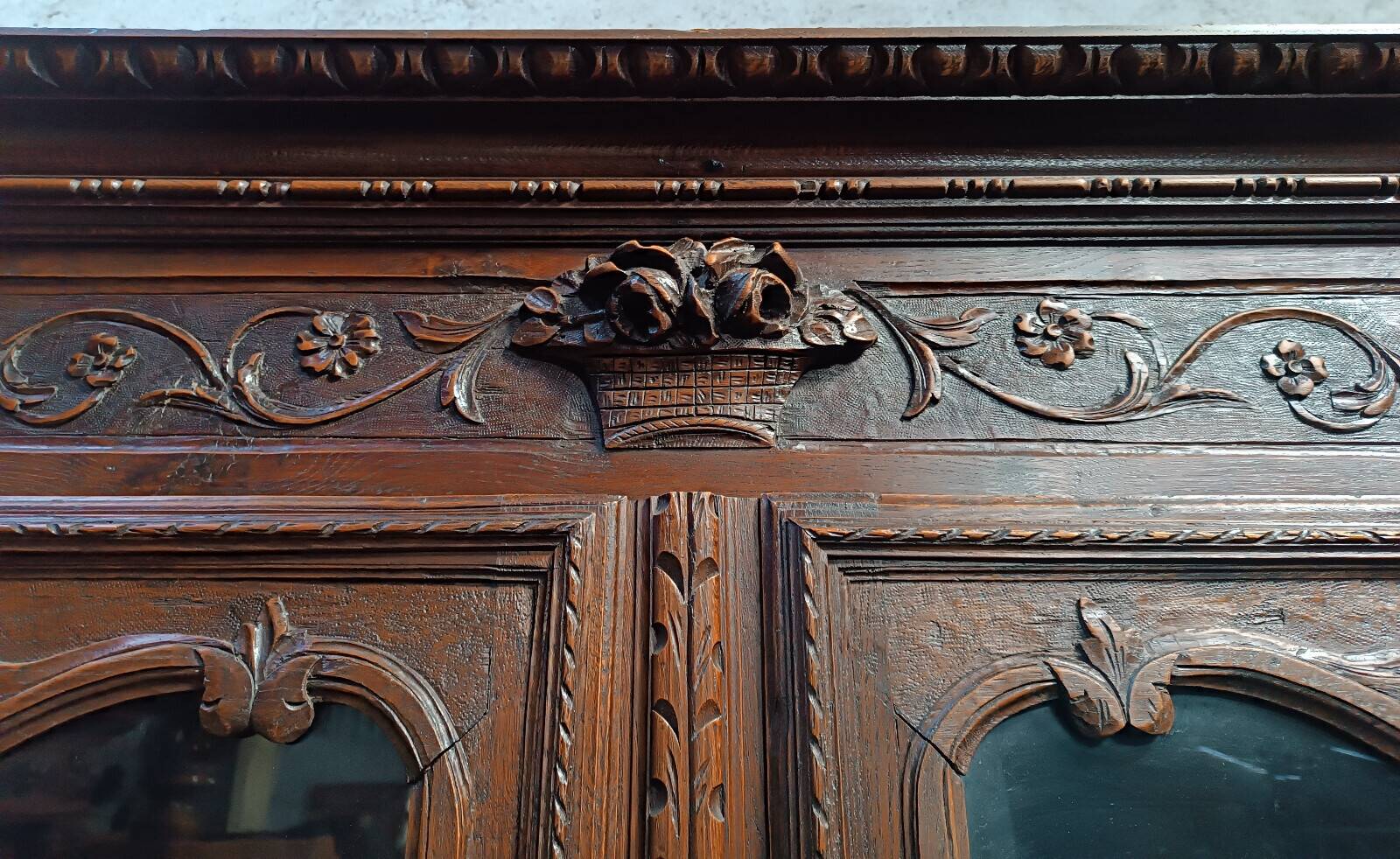 Buffet with 2 bodies in carved oak, Louis XV style, 19th century.