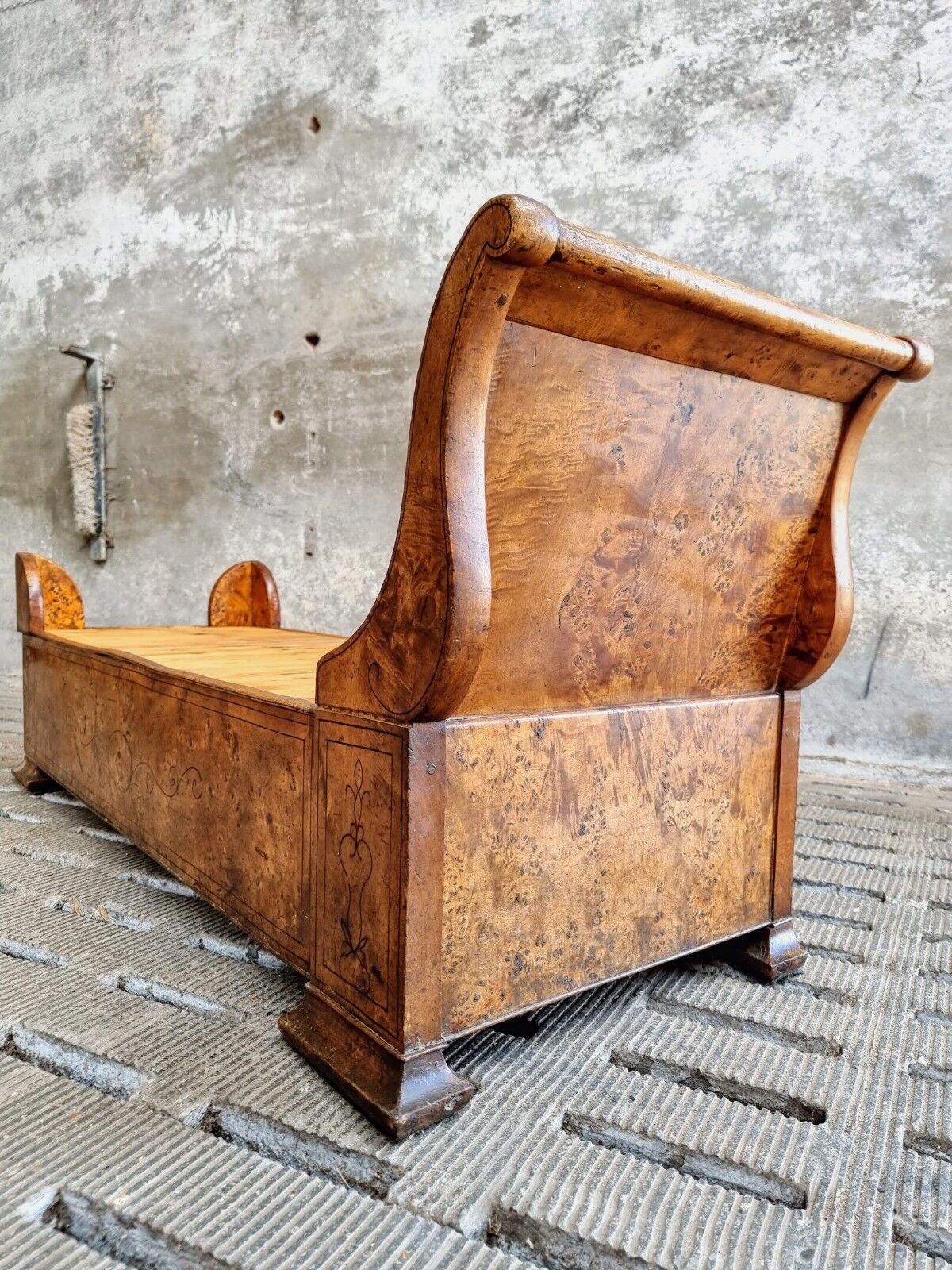 Antique chaise longue daybed Empire style walnut