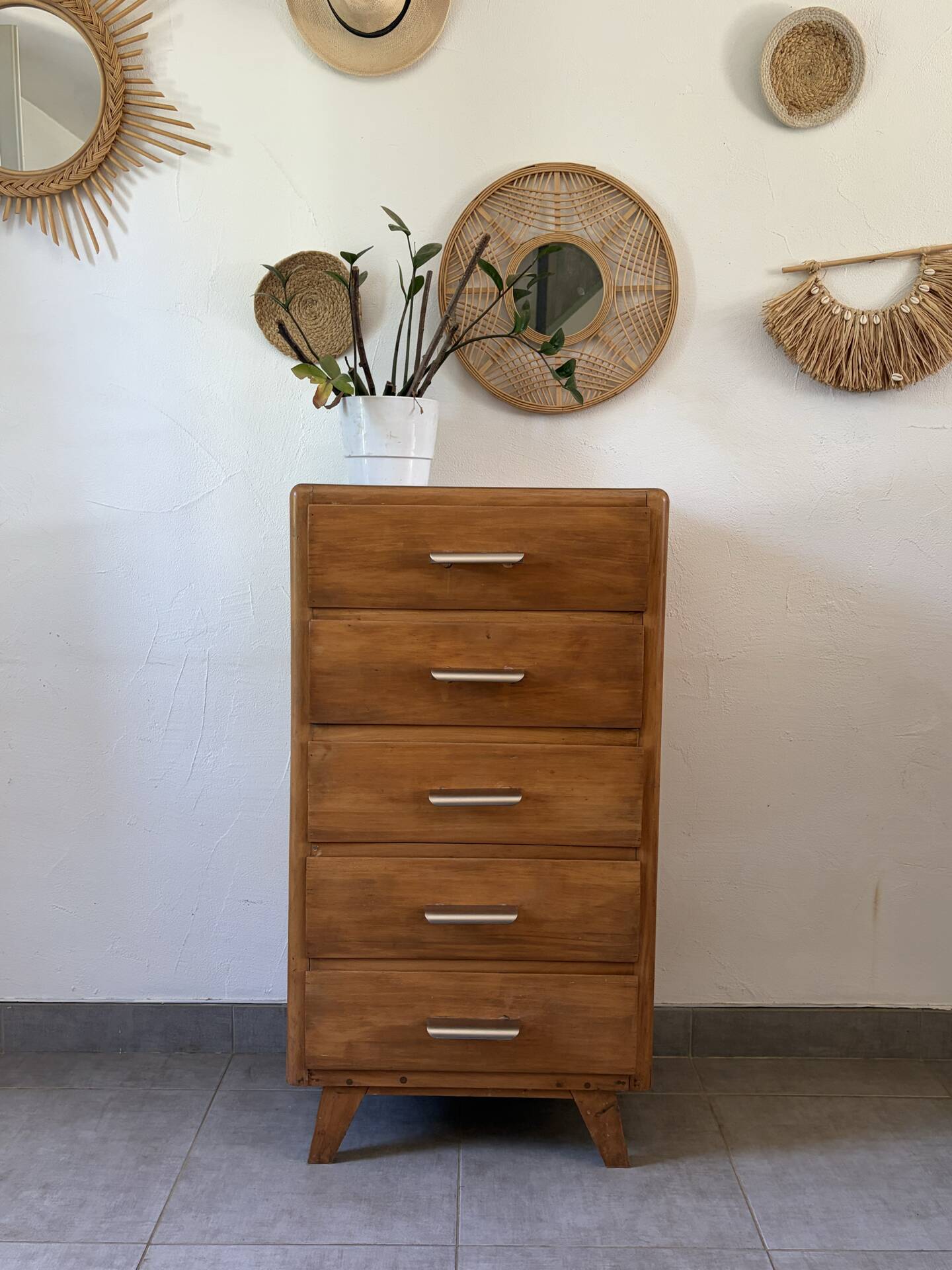 Vintage chest of drawers/commode from the 1960s.