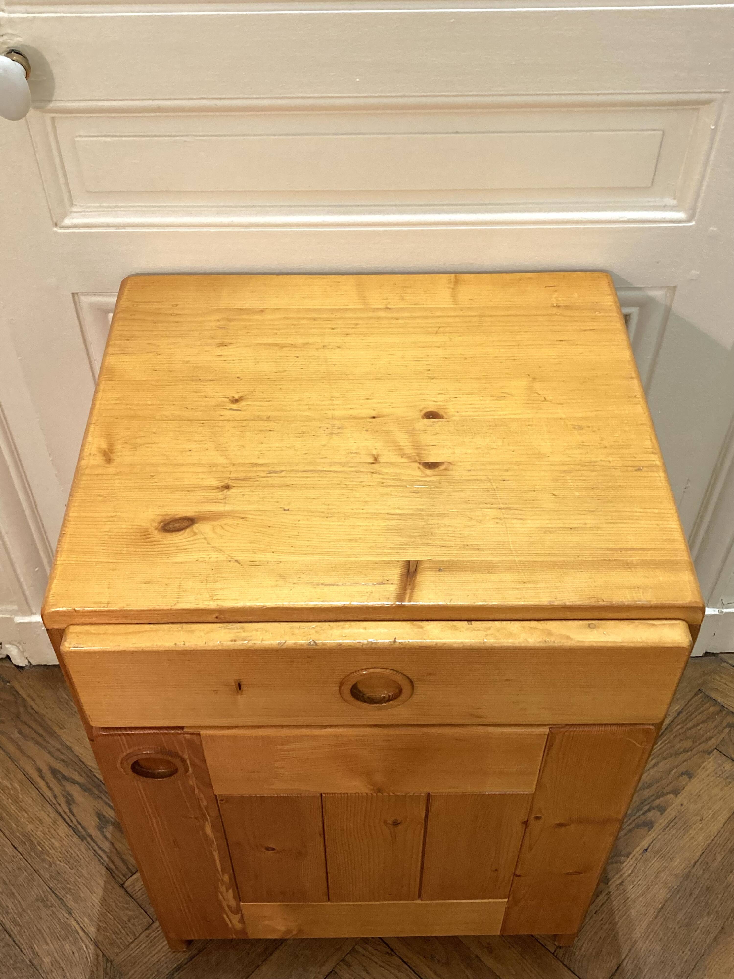 Bedside table / small chest of drawers in pine by Charlotte Perriand, Les Arcs