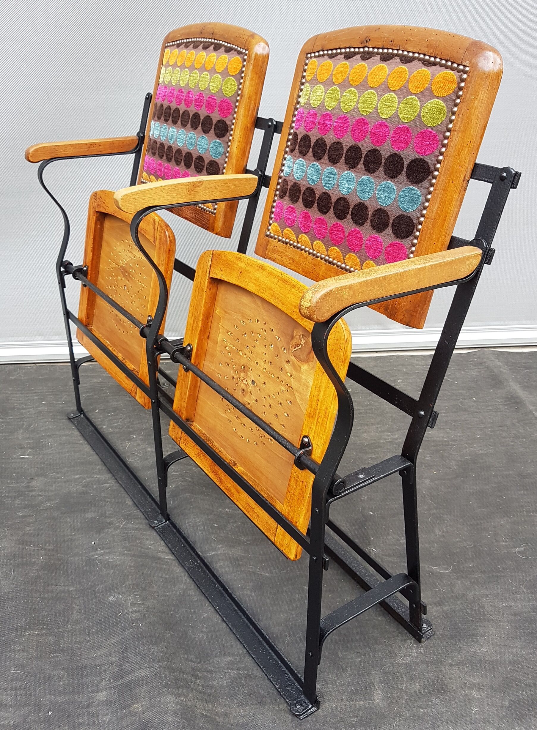 Sièges théâtre cinéma appairés 1900 tissu pois