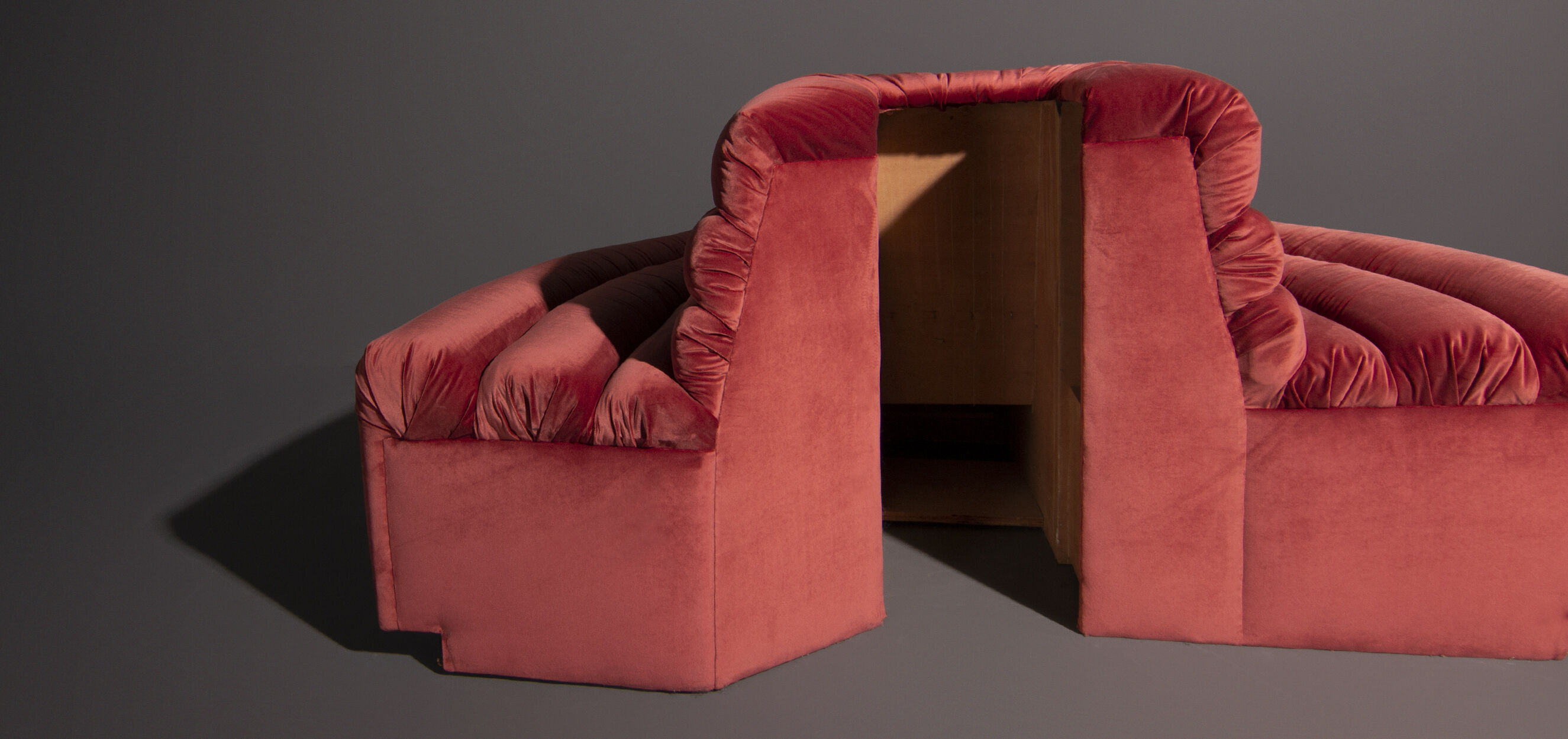 Italian design round sofa in pink velvet