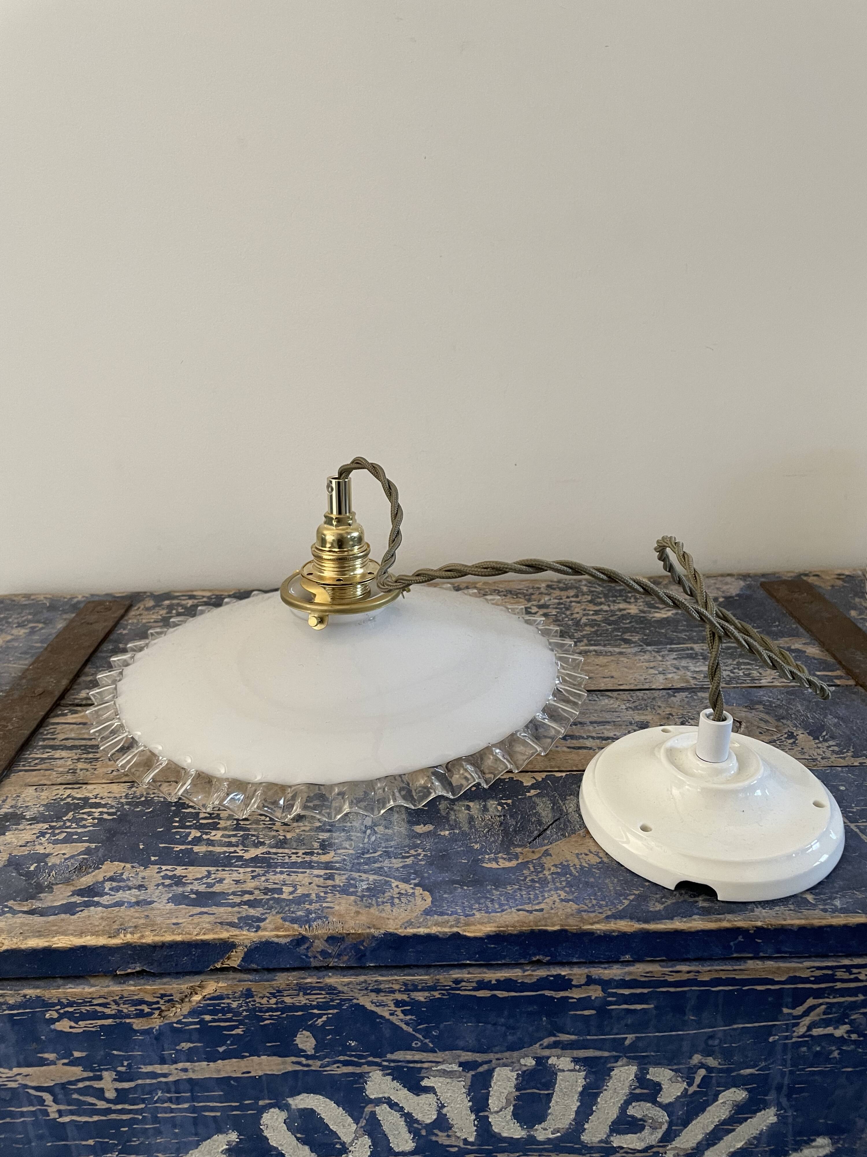 Vintage suspension in electrified white opaline to nine