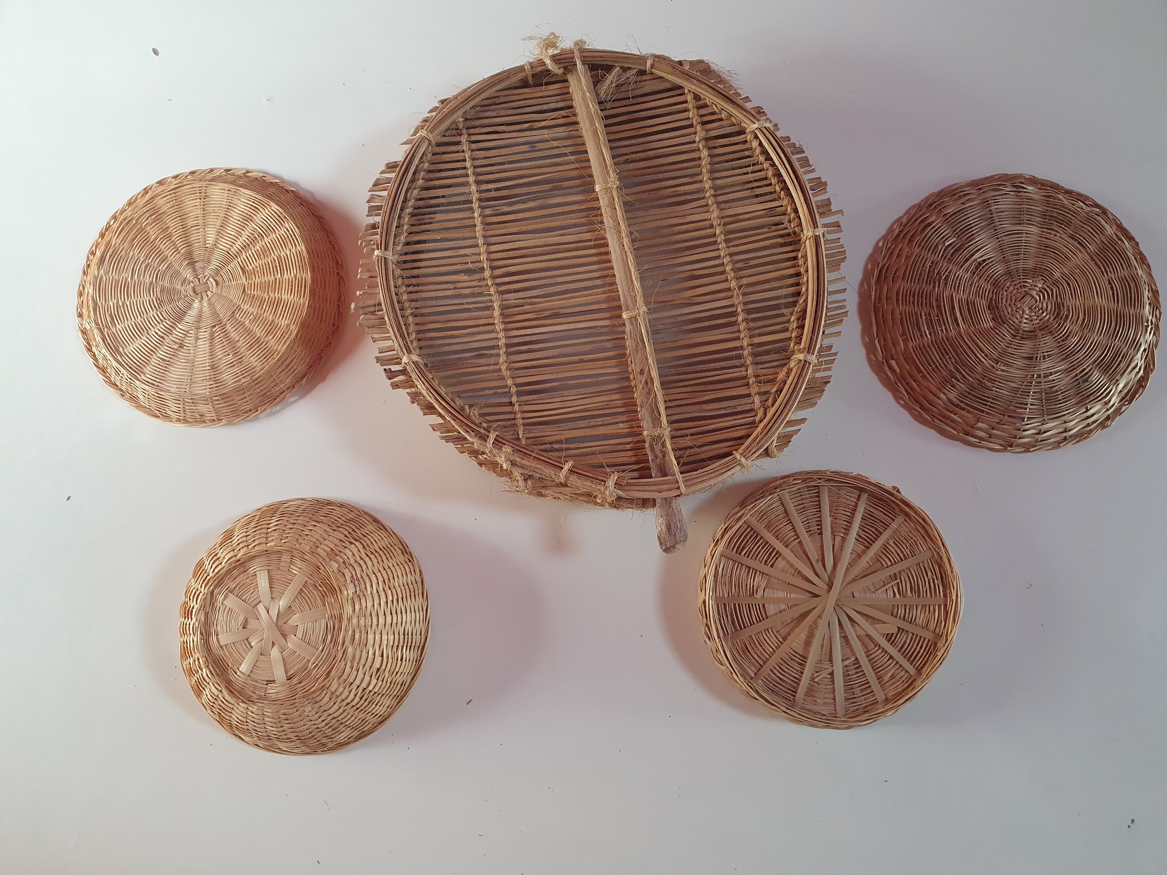 Set of 5 baskets rattan trays including a vintage sieve to hang vintage diameter of the smallest