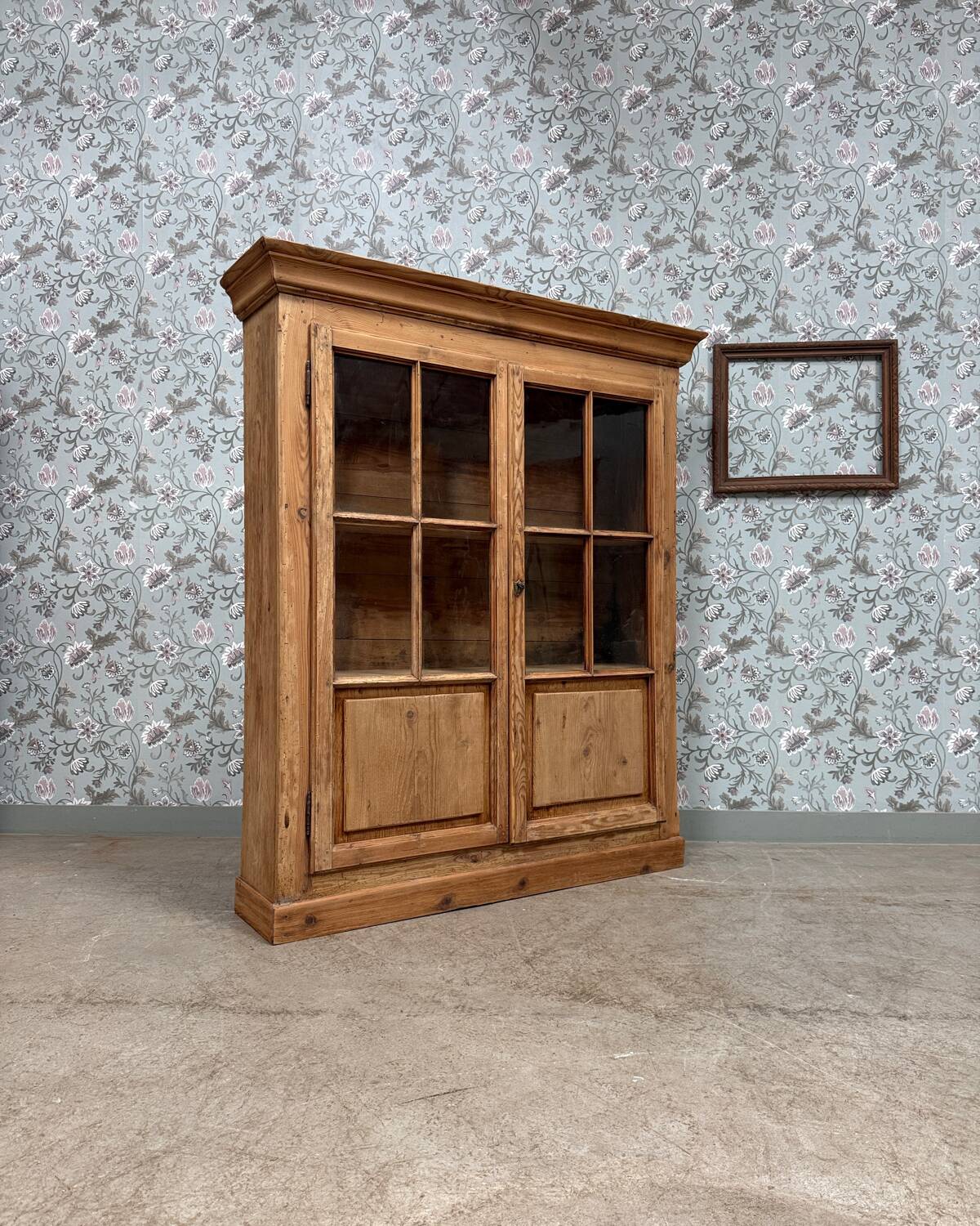 Chic display cabinet in pine (renovated)