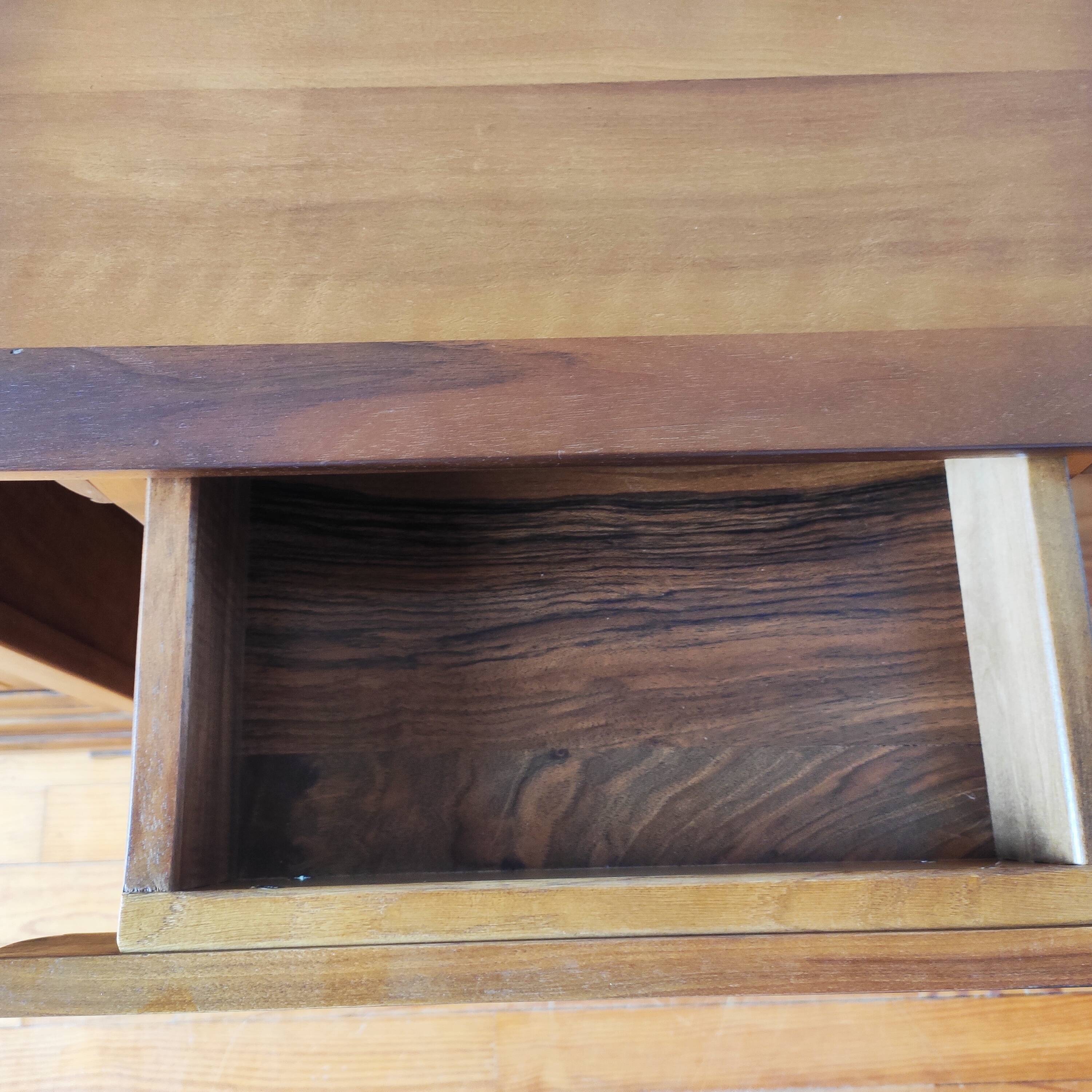 Paire de tables de nuit — style classique, inspiration Louis-Philippe